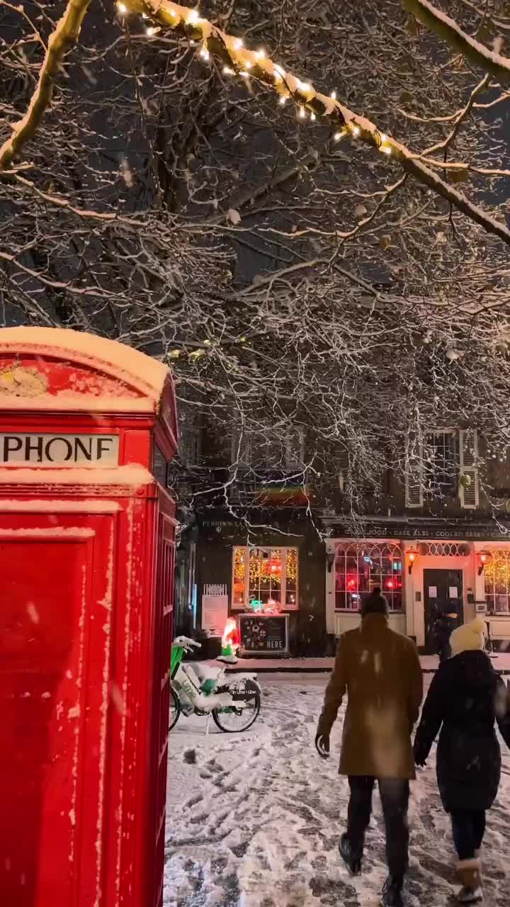 First Snowfall in London at Hampstead Village! ❄️