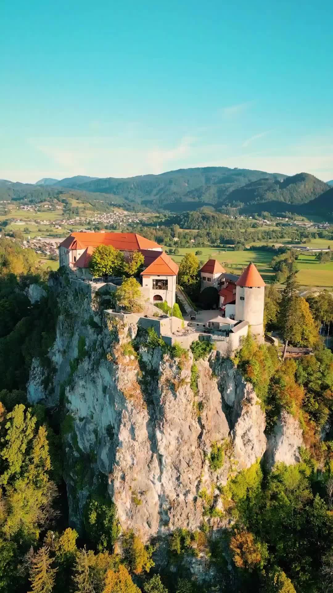 👉🏼 El castillo de Bled es un castillo construido sobre la cima de un acantilado de 130 metros de altura, dominando la vista del lago Bled, ubicado en la ciudad de Bled, Eslovenia. Es una de las atracciones turísticas más visitadas de Eslovenia, superada únicamente por las cuevas de Postojna.

👉🏼👉🏼 La parte más antigua del castillo es la torre románica. En la Edad Media, más torres se construyeron y las fortificaciones se han mejorado. Otros edificios fueron construidos en el estilo renacentista.

📍Blejski grad, Bled, Slovenja