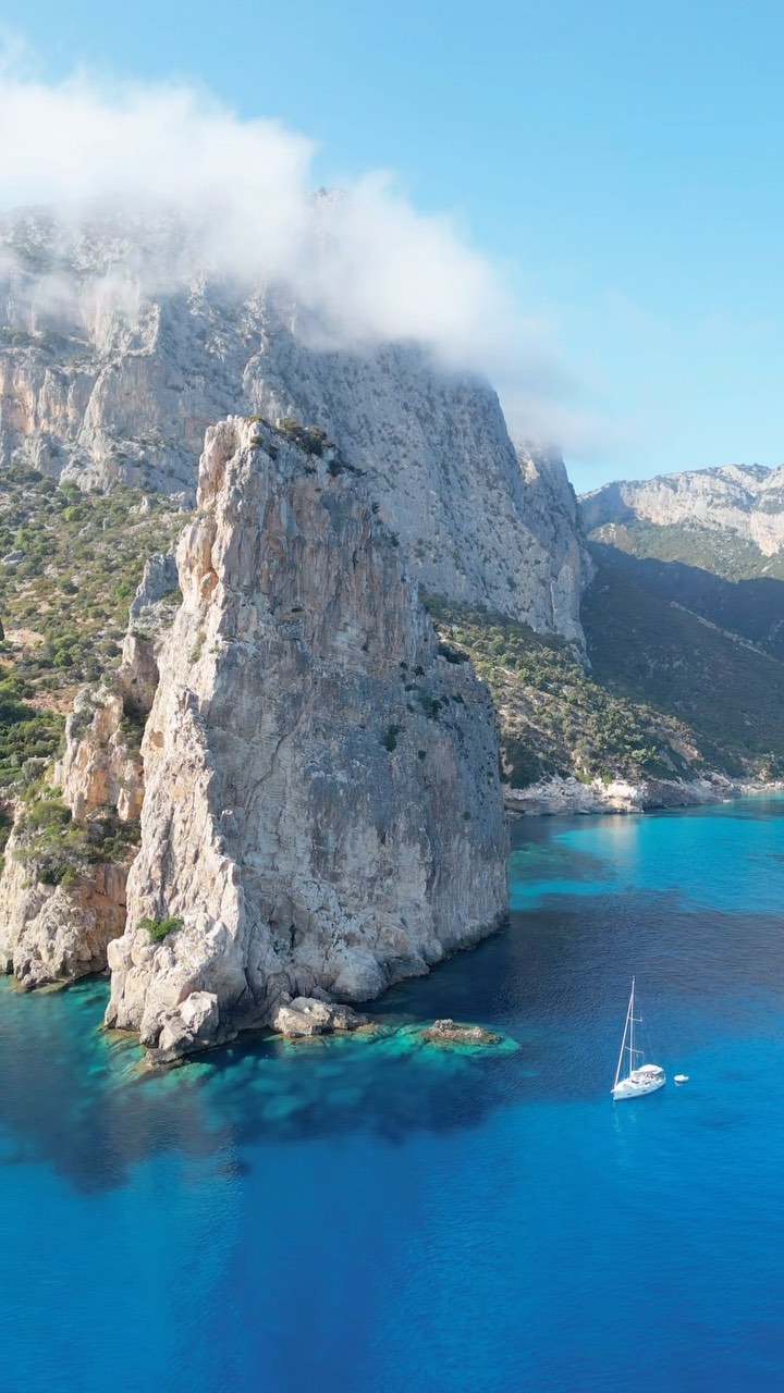 Quando la montagna incontra il mare #pedralonga #ottobre 

#sardegna #sardinia #costadibaunei #cerdeña #italia #drone #view #nature #sea #dji #italy #vacation #travel #beautifuldestinations #places #ig_italia #wonderful_places #sardaigne #sardinien #mountains #clouds #amazing