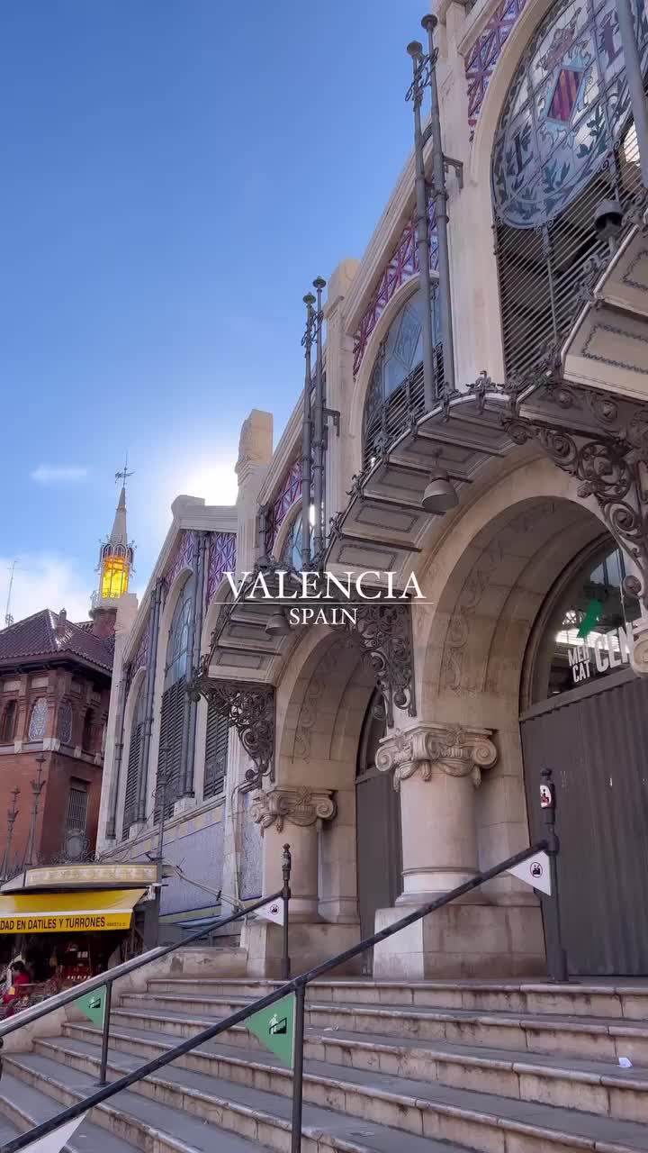 📍en Valencia 💙 El pasado y el futuro conviven 😍 ¿reconoces algún sitio? 🤔 
Escribe tu rincón favorito de nuestra ciudad 🌆 

Valencia te encantará ☺️ 🔝

#valencia #valencia🇪🇸 #paradise #miciudad #city #citybespics #bestcitybreaks #bestcity #calle #street #church #museum #museo #lonja #parroquia #iglesia #ayuntamiento #plaza #spain #streetphotography #reel #travelphotography #travelblogger #travelphoto #travelgram #traveler #travelling #travelholic #travelguide #ciudaddelasartesylasciencias