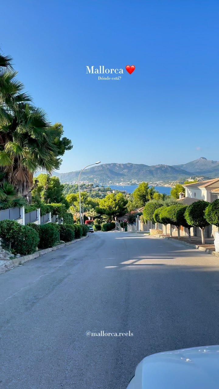 Esto es . . .👇🏼
.
.
.
📍Santa Ponsa, Mallorca ❤️

🇪🇸 Recorre Nova Santa Ponça y sumérgete en el encanto de Santa Ponça en Mallorca. Mientras conduces por esta área, disfruta de vistas panorámicas y la esencia de una isla que brilla por sus playas paradisíacas, su animada vida nocturna y su rica historia cultural. Mallorca, un destino de ensueño, te espera con calas de aguas cristalinas, deliciosa gastronomía y un clima ideal. Bueno saber: la zona alberga algunas de las villas más lujosas de la isla.

🇬🇧 Drive through Nova Santa Ponça and immerse yourself in the charm of Santa Ponça in Mallorca. As you cruise along, enjoy panoramic views and the essence of an island known for its heavenly beaches, vibrant nightlife, and rich cultural history. Mallorca, a dream destination, awaits with crystal-clear coves, delicious cuisine, and an ideal climate. Good to know: the area is home to some of the island’s most luxurious villas.

🇩🇪 Fahren Sie durch Nova Santa Ponça und tauchen Sie ein in den Charme von Santa Ponça auf Mallorca. Während Sie durch diese Gegend fahren, genießen Sie Panoramablicke und das Wesen einer Insel, die für ihre paradiesischen Strände, das lebhafte Nachtleben und die reiche Kulturgeschichte bekannt ist. Mallorca, ein Traumziel, erwartet Sie mit kristallklaren Buchten, köstlicher Küche und idealem Klima. Gut zu wissen: In der Gegend befinden sich einige der luxuriösesten Villen der Insel.

❣️Are you coming to Mallorca in 2024 ❣️

📲 Share this video with your friends 🏝️

✅ FOLLOW @MALLORCA.REELS for more ❤️

#Mallorca #majorca #calle #street #driving #Conducir 

⭐️ remember to book your rental car with @rentacar.vanrell 🚙 and get additional 5% off with our promo code ‼️
26MU7
🔝