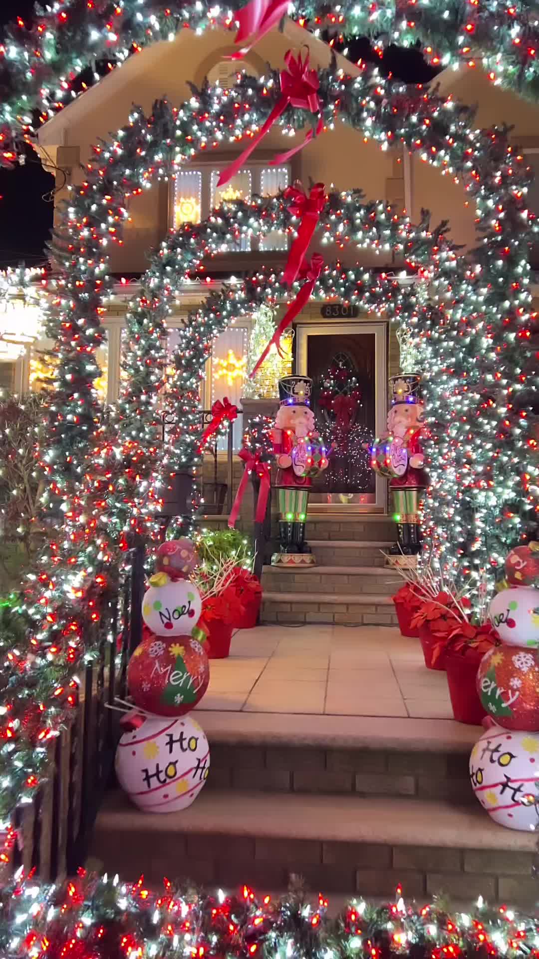 Christmas in NYC: Dyker Heights Lights Tour