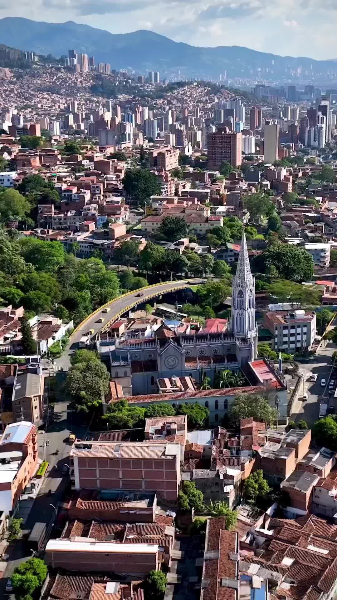 Discover Parroquia El Señor de las Misericordias, Medellin