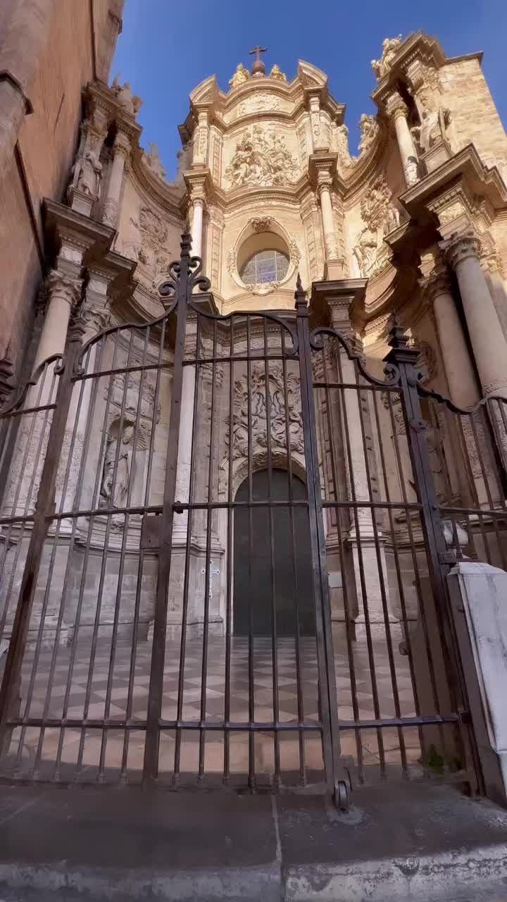 📍Puerta de los hierros de la Catedral de Valencia 😮

Esta puerta debe su nombre a la reja de hierro barroca que cerca el atrio de la entrada. 🔝

Su construcción se inició en 1703 ⏰ a manos de Konrad Rudolf, arquitecto y escultor alemán 🇩🇪 

A pesar de la paralización de las obras, pocos años después, su construcción sería retomada en el 1713 por sus discípulos, finalizándose en 1741. 🙏

Sin duda, es la puerta más moderna de las tres que componen la Catedral, destacando por su gran belleza 😍y valor, siendo uno de los pocos ejemplares del barroco arquitectónico italiano en España 🇪🇸 ya que sigue el estilo de Bernini.

Majestuosa 👑¿verdad? Valencia es única 💙

@valenciaplan_ 👈
•
•
•
#valencia #spain #travel #travelphotography #travelvideo #travelgram #travelblogger #traveltheworld #traveladdict #plazadelavirgen #marededeudelsdesamparats #valenciabonita #valenciaenamora #plaza #cathedral #square #catedral #basilica #fontain #beautifuldestinations #barroco #gotico #ok_spain #valenciacity #valenciagram #valencia_enamora #valencia🇪🇸 #tribunaldelasaguas #bernini #lovevalencia @bestvacations @best.europe.photos  @tierra_del_sur @ok_spain @spain @vacations @vacation @bestdestinationstotravel @beautifuldestinations @amazingdestination.s @amazingshots_europa @discoverearth