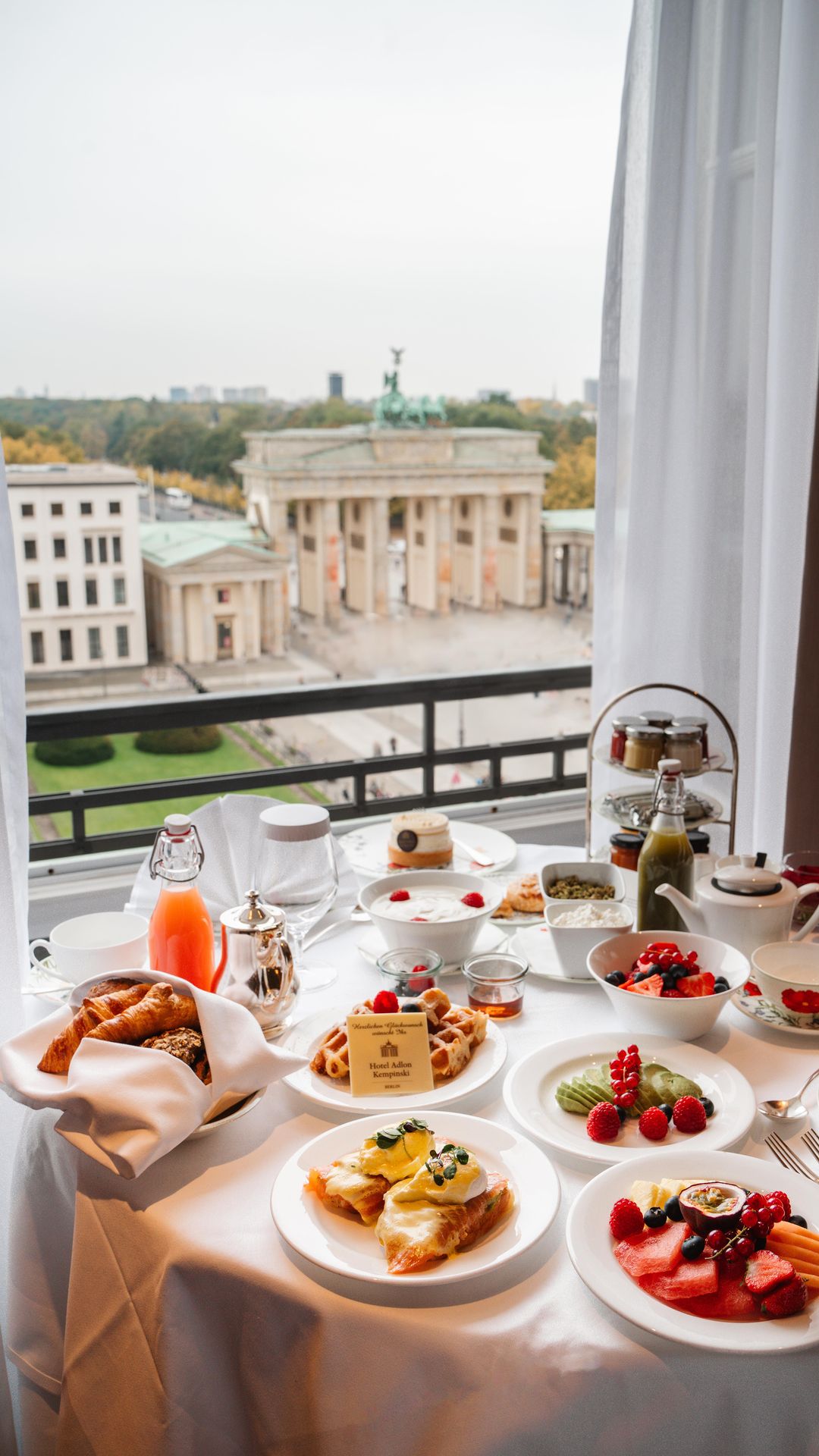 Morning majesty at @hoteladlonkempinski ☕️ Savoring a regal breakfast, where every bite crowns the start of a perfect day 👑🥐

Send this to someone who should have breakfast like this with you someday 🤍

📍 @kempinski @hoteladlonkempinski Berlin, Germany 🇩🇪