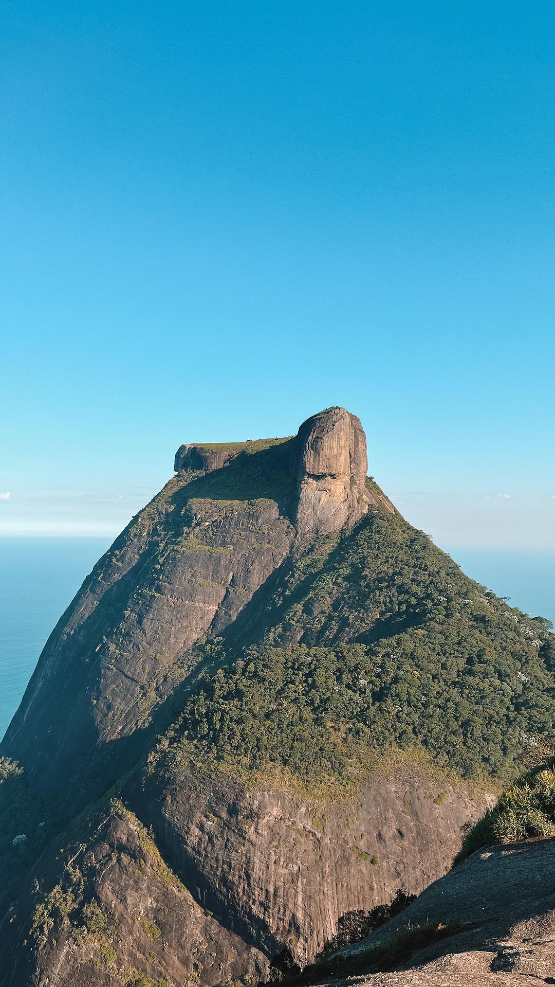 Existem algumas teorias sobre os desenhos na Pedra da Gávea e uns dizem até que foram ETs que desenharam o rosto do Imperador. 

Outros dizem ser resquícios de inscrições fenícias muitos antigas. 🤔

Tem também a teoria de que a Pedra da Gávea seria um portal para outras dimensões e entrada para cidades subterrâneas - gostei dessa teoria!

Seria ali o Portal pra Machu Picchu? 😂

#pedradagavea #riodejaneiro #brasil #trilhas #trekking #rio #djiglobal