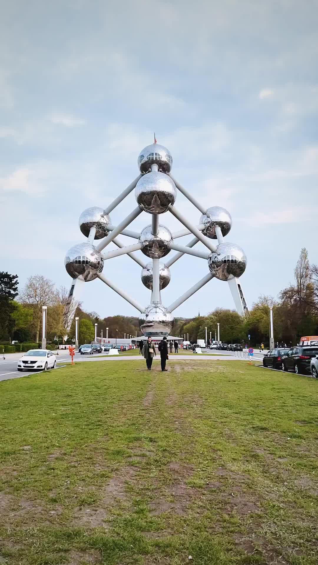 📸📸Prepárate para explorar el fascinante Atomium, una estructura icónica que fusiona arte y ciencia de una manera asombrosa. Desde mi perspectiva, capturé momentos mágicos y descubrí estas tres curiosidades:

1. El Atomium está compuesto por 9 esferas de acero interconectadas que representan la estructura de un átomo ampliado 165 mil millones de veces. ¡Una obra maestra de la ingeniería! 😮

2. Fue construido para la Expo Mundial de Bruselas en 1958, el Atomium se ha convertido en un símbolo duradero de la ciudad y una atracción imperdible.

3. Desde la esfera más alta, podrás disfrutar de una perspectiva única de la ciudad y capturar recuerdos inolvidables. 🌆📸

¡Súbete a las alturas del Atomium y déjate deslumbrar por las vistas panorámicas de Bruselas!

📸📸Get ready to explore the fascinating Atomium, an iconic structure that melds art and science in amazing ways. From my perspective, I captured magical moments and discovered these 3 curiosities:

1. The Atomium is made up of 9 interconnected steel spheres that represent the structure of an atom magnified 165 billion times. An engineering masterpiece! 😮

2. Built for the Brussels World Expo in 1958, the Atomium has become an enduring symbol of the city and a must-see attraction.

3. From the highest sphere, you will be able to enjoy a unique perspective of the city and capture unforgettable memories. 🌆📸

Climb to the heights of the Atomium and be dazzled by the panoramic views of Brussels!
.
.
.
.
#brussels #bruselas #belgium #belgium🇧🇪 #brusselsbelgium #atomium #atomiumbrussels #visitbelgium #explorebrussels #visitbrussels #felipprado #videografo #filmmaker #filmmakers #filmmakerslife #filmmakersworld #viajerosporelmundo #megustaviajar #travelers #creadordecontenido #contentcreator #travel #traveltips #europedestinations #travelhacks #travelers #fujifilm #fujifilmxt4