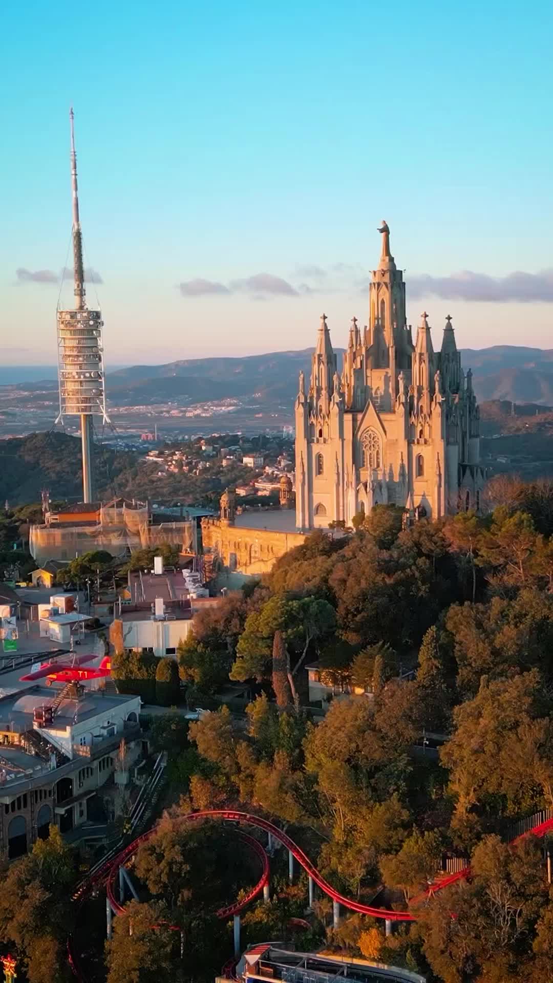 👉🏼 El Tibidabo es, con 512 metros sobre el nivel del mar, el pico más alto de la sierra de Collserola, en el municipio de Barcelona. Es popular por sus vistas sobre la ciudad y por sus espacios naturales, que son usados con fines recreativos.

👉🏼👉🏼 En la cima del Tibidabo se encuentran varios edificios, entre los que destaca el Templo Expiatorio del Sagrado Corazón. Esta iglesia, debido a su diseño y su ubicación en lo alto de la montaña, y por supuesto su nombre, recuerdan a la Basílica del Sacré Cœur del barrio parisino de Montmartre.

👉🏼👉🏼👉🏼 El Parque de Atracciones Tibidabo data de 1901 y eso lo convierte en un referente histórico de la ciudad, ya que es el parque de atracciones operativo más antiguo de España y el tercero operativo más antiguo de Europa.

📍 Barcelona, Catalunya, Spain