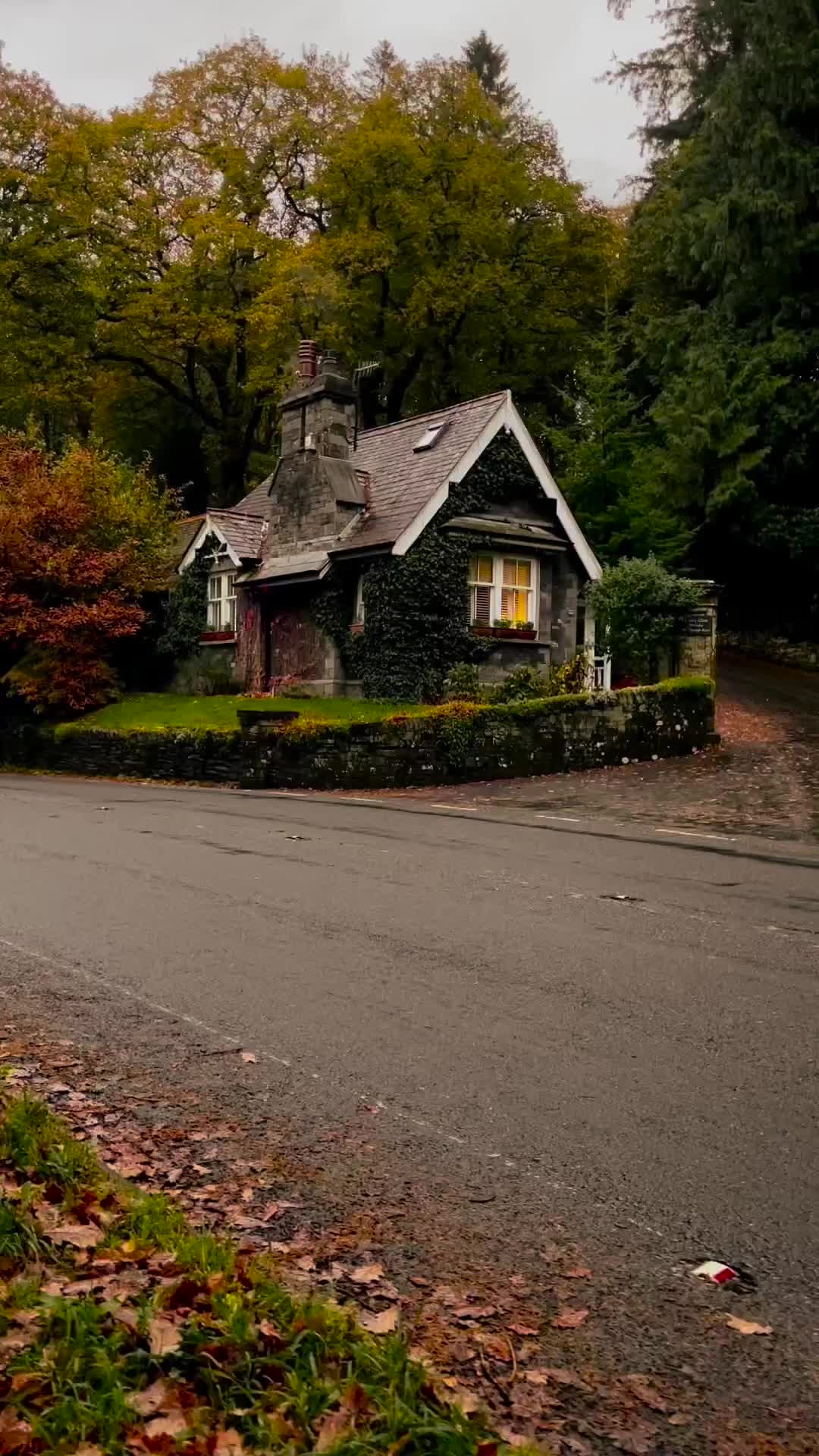 Lake District 🍂 

Autumnal fairytale houses in the Lake District.