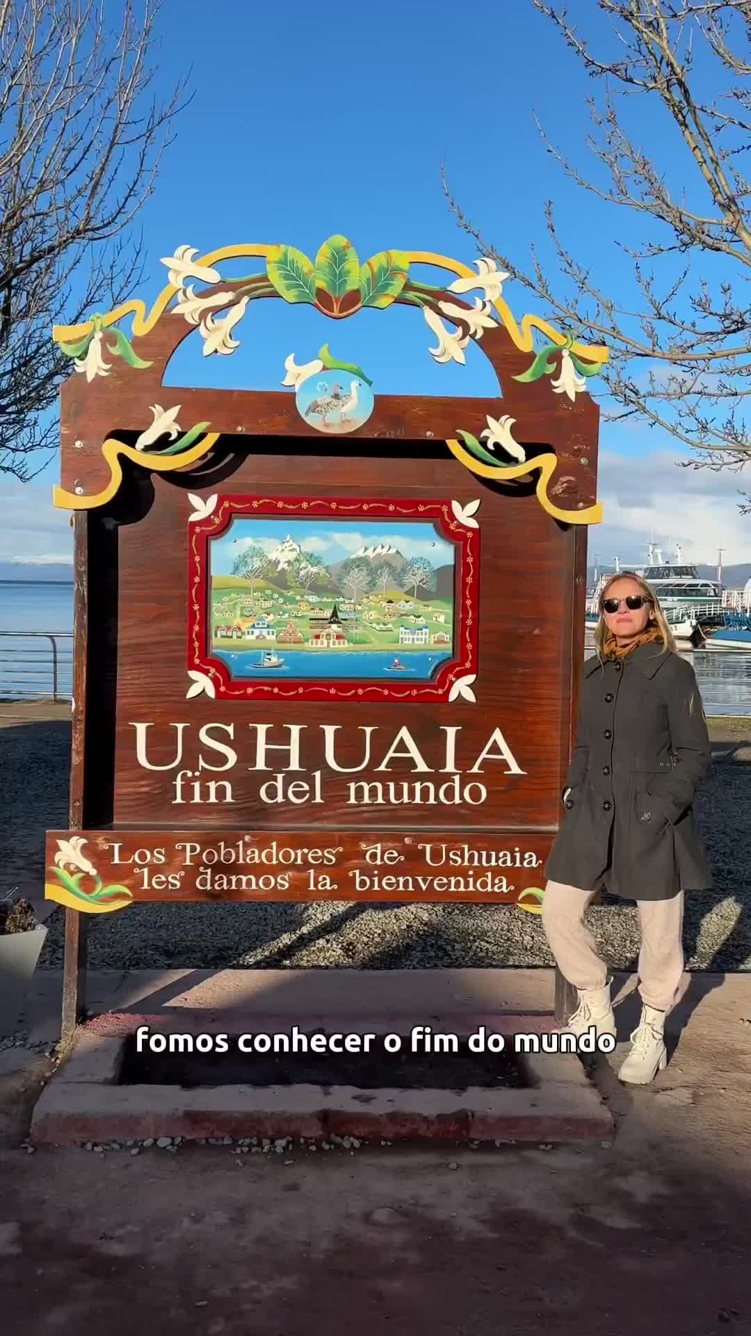 💰 Nosso roteiro com preços no Ushuaia 👇🏼

Fechamos nossos passeio com a @ciatrip.go e você ganha um desconto falando que viu aqui.

Vamos para os preços (sem desconto):

- Hospedagem Airbnb - Diária - R$ 613,00 (Mínimo 2 noites) + Taxa de Limpeza após o checkout R$ 180,00.

- Transfer Ida e volta Aeroporto x Airbnb R$ 90,00 por pessoa

Passeios:

- Expedição Off Road 4x4 R$ 1.040,00 por pessoa

- Transfer de ida e volta para Cerro Castor R$ 220,00 por pessoa
Os valores do ingresso e aluguel de equipamentos devem ser adquiridos no próprio local.

Passe da montanha alta temporada: R$215
Aluguel de prancha, bota e capacete: R$175
*preços por pessoa*
Eles não alugavam os “óculos” e tivemos que descer com nossos óculos.

- Parque Nacional Tierra De Fuego R$ 390,00 por pessoa

- Trem do Fim do Mundo Classe Turista R$ 390,00 por pessoa

- Experiência Antártica R$ 1.090,00 por pessoa (o da moto de neve) 

*Preços válidos para o dia da cotação. Os valores podem mudar sem prévio aviso.