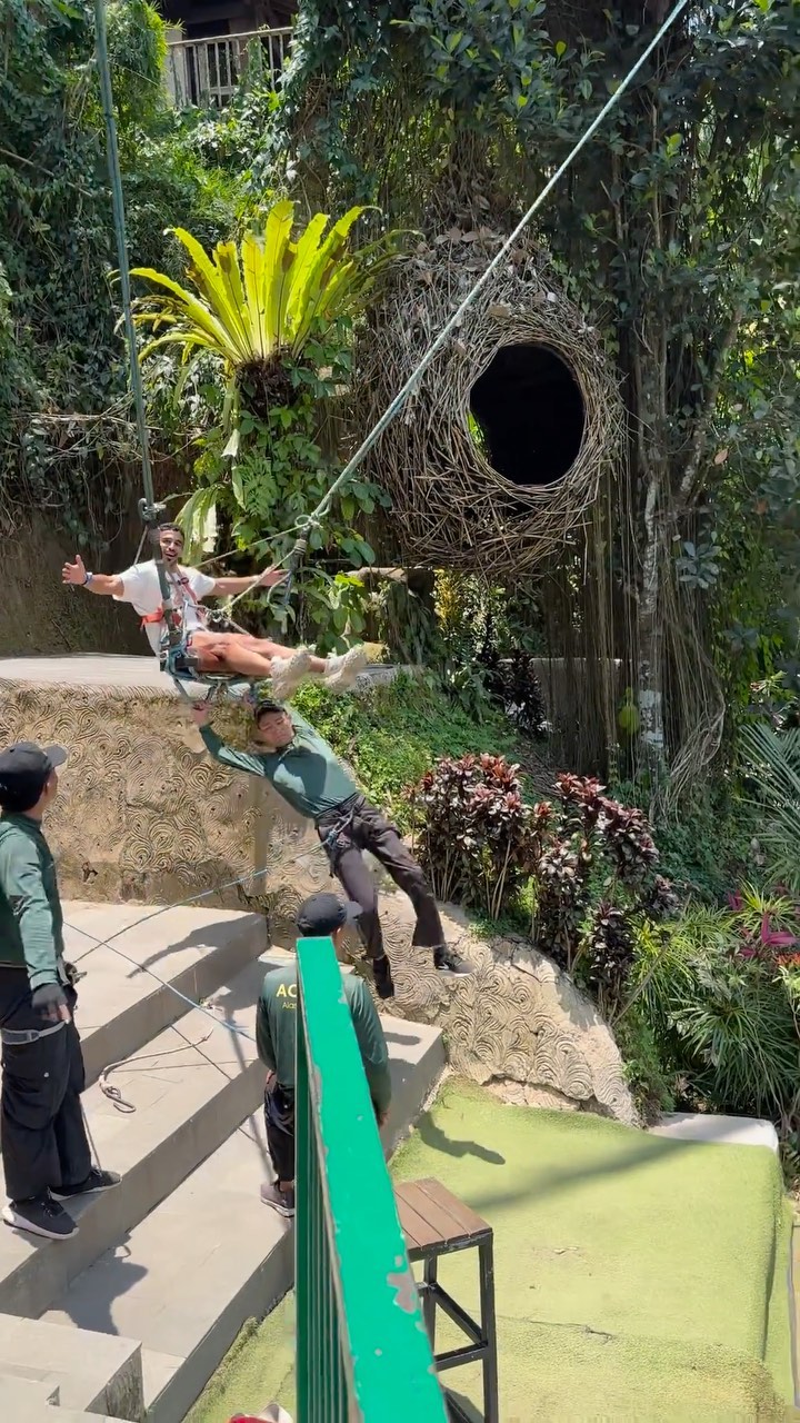 I have tried the ( super extreme swing ) 😂🌳😍🇮🇩
.
This is the best place to try the swing .. the have different kind of swings for single and couples and swing bed 🛌 .. and other attractions like : sky bike 🚴- flying fox - giant sky bridge bike .. and a lot of nice spots for photoshoot 🥳 
.
.
Check their insta account here 😁👇🏻
.
@alasharumbali 
جربت أقوى أرجوحة في بالي 😍🌳
.
المكان هذا افضل مكان تقدر تجرب فيه هذي اللعبة عندهم اكثر من ارجوحة حق السنجل والكوبلز وتختلف على حسب السرعة والشكل وسرير متارجح 🛌 .. وغيره من الفعاليات الثانية نفس دراجة السماء 🚴 والكثير .. ومكان حلو حق التمشاية والتصوير وهذا حسابهم تقدرون تشوفون الفعاليات الي عندهم 👇🏻😁
.
@alasharumbali 
.
.
العنوان 👇🏻 location
.
📍 alas harum bali - ubud - bali - Indonesia 🇮🇩
.
#ubud#bali#indonesia