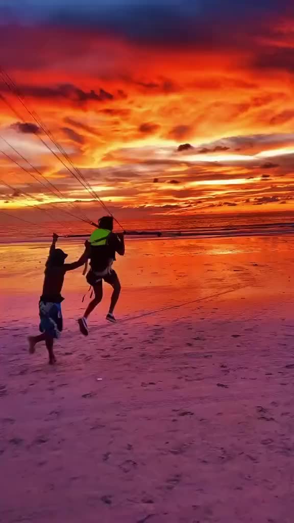 Flying into Patong Beach sunset🌅
⠀
Tag your friends to try this beach activity together 🏝️
⠀
📍 Patong Beach, Phuket
⠀
🎥: salikali24
⠀
#ประเทศไทย #ภูเก็ต #phuket #vacation #thailandia #patongbeach #patong #thailand