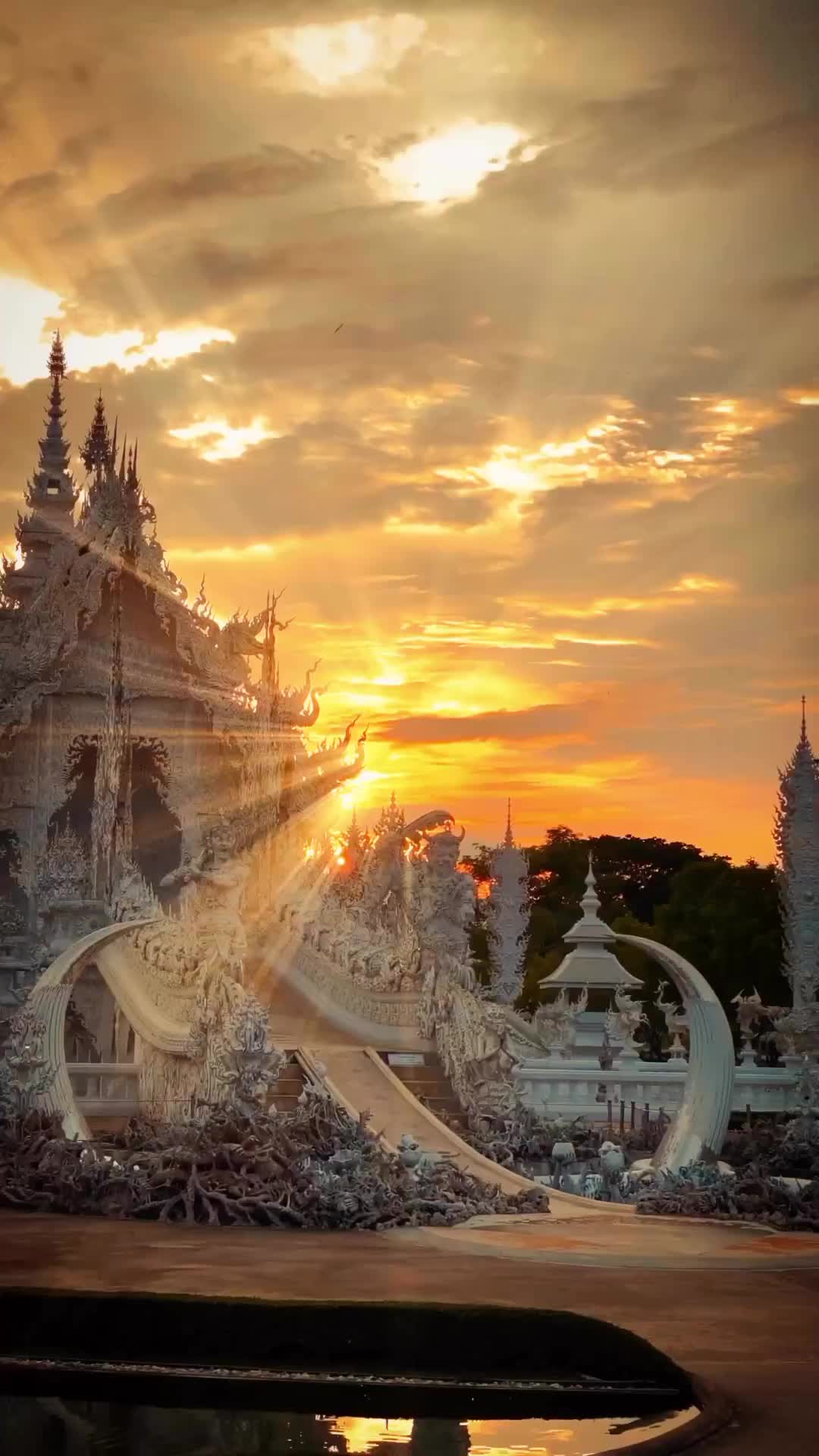 Discover the Stunning White Temple in Chiang Rai