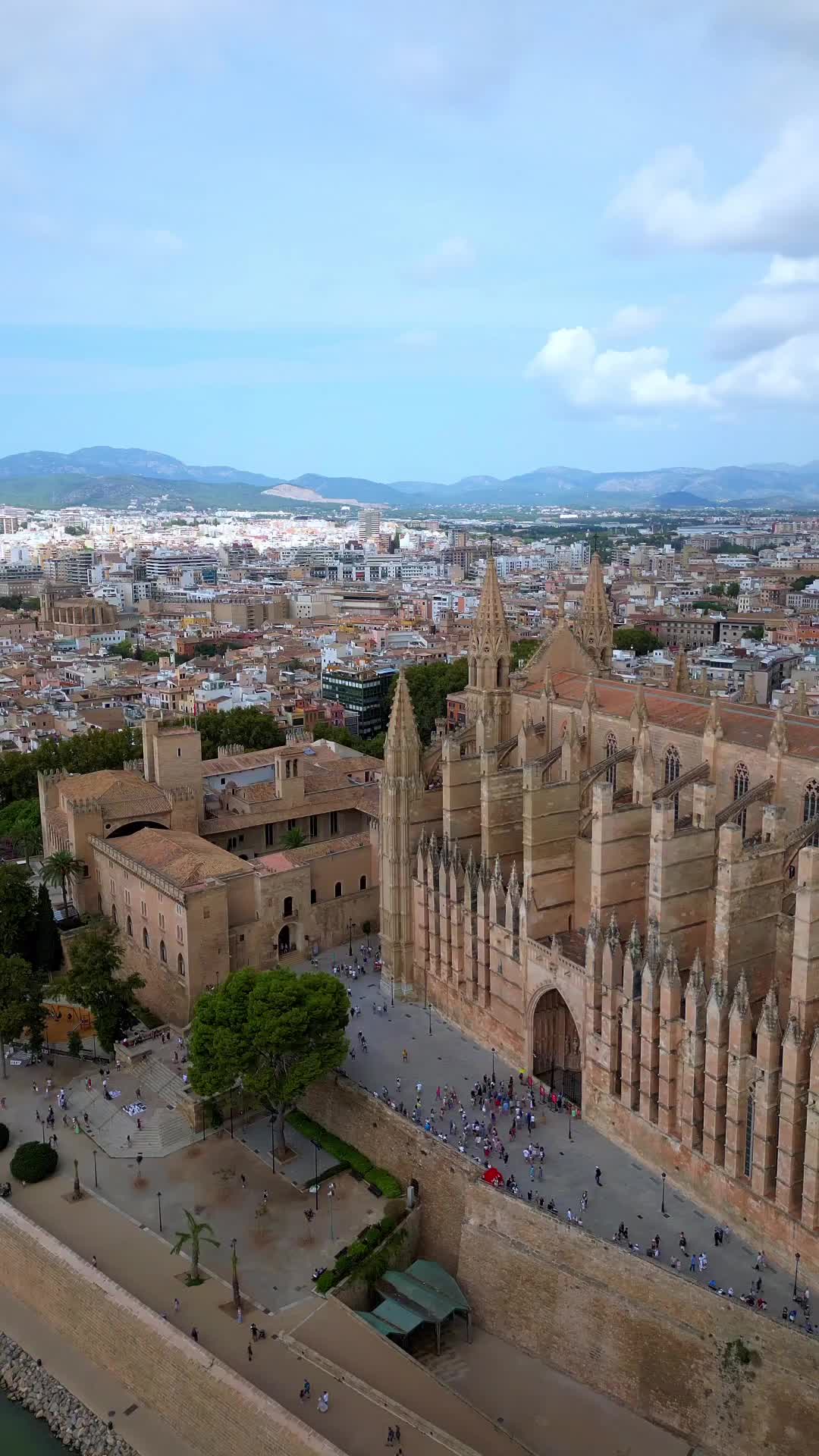Explore Catedral de Santa María in Palma de Mallorca