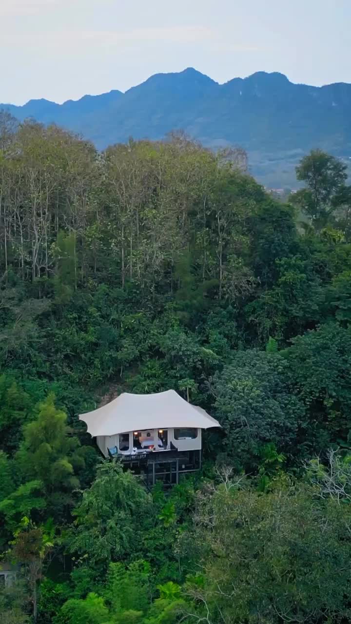 @rosewoodluangprabang is the gem of a trip in Laos. Perched on the hillside, the luxurious hilltop tents have you in amongst the nature,  perfect to enjoy the surroundings - the historic royal town of Luang Prabang.🌿🙂

📍 @rosewoodluangprabang 
🎥 @sunny_rung 
💃 @skygoesplacess 

#Rosewood #rosewoodluangprabang #rosewoodhotels #laos #luangprabang #visitlaos