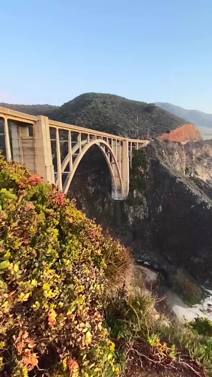Fall colors 🍂✨ 
Este video es del mirador de Bixby Bridge, uno de los mejores puntos para ver el atardecer en Big Sur 🤩
.
.
.
#California #BigSur #bixbybridge #bixbybridgebigsur #bigsurcoast #hwy1 #californiasunset