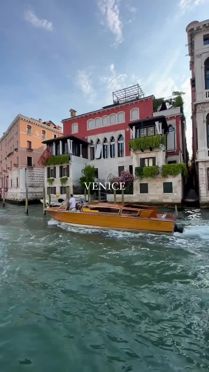 VENICE 🍕🥐🍸 Heart is just as full as the stomach! 24 hours later of walking the town eating every bit of pizza, pasta, gelato & croissant. It was well worth it 🤝🏼