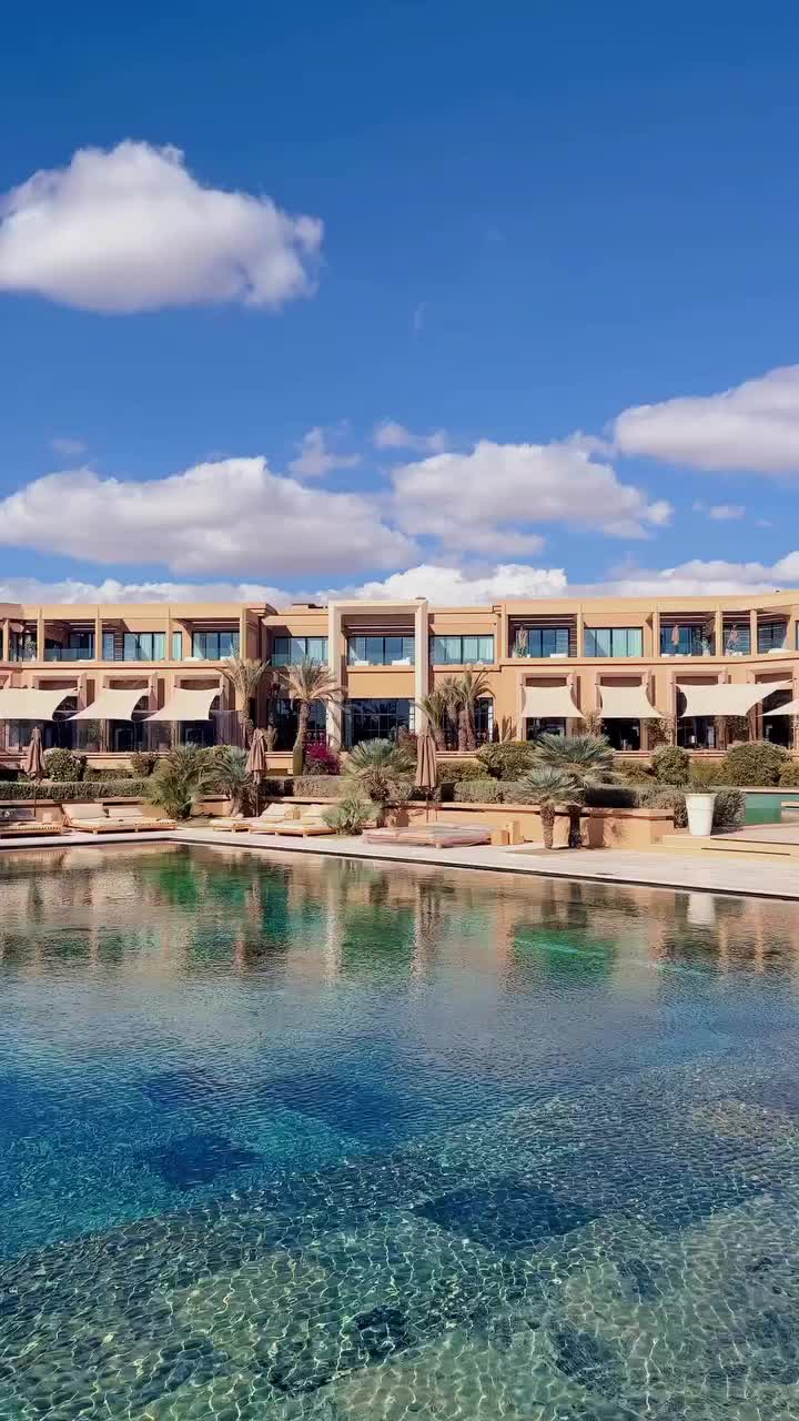 Lunch with a View @mo_marrakech Pool Garden🌿
Come with me to soak in the bright Marrakech sun and enjoy the tranquility by the poolside. It was a pleasure to meet Chef @soneralpkaya7 and his exquisite culinary arts. 
@mo_hotels #mandarinoriental #imafan 
#MOExperiences