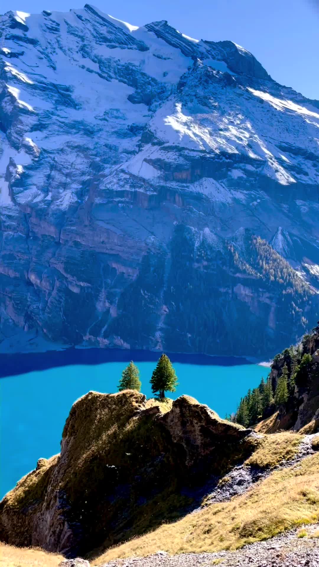 Autumn at Oeschinensee: Stunning Swiss Lake Views