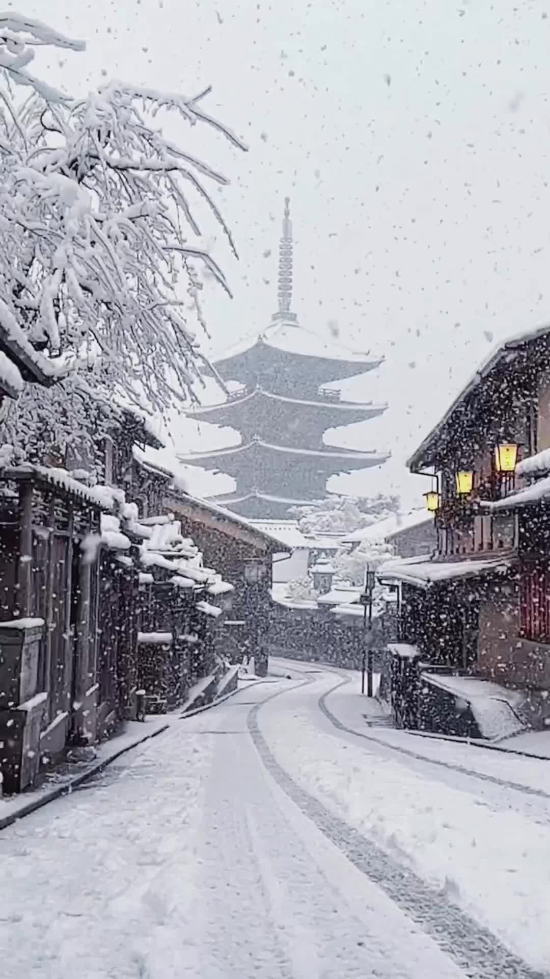 Snow Falling at Yasaka Pagoda, Kyoto | Winter Wonderland