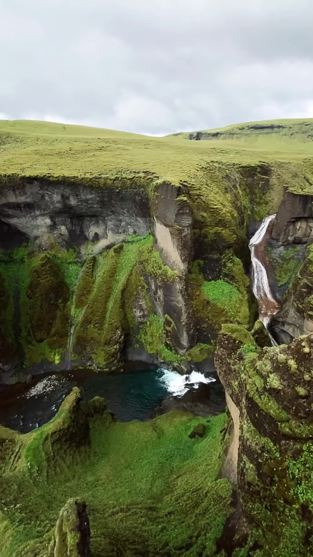Breathtaking 180° View of Fjaðrárgljúfur Canyon, Iceland