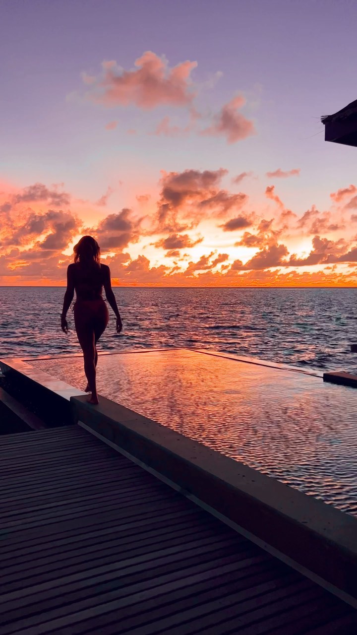 When the sun sets fire to the sky in the Maldives 🔥 

Where was the most beautiful sunset you’ve ever seen? 

📍 @rafflesmaldives 
•••••••••••••••••••••••••••••••••••

Quando o céu está pegando fogo nas Maldivas 🔥

Onde foi o por do sol mais bonito que você já viu? 

📍 @rafflesmaldives