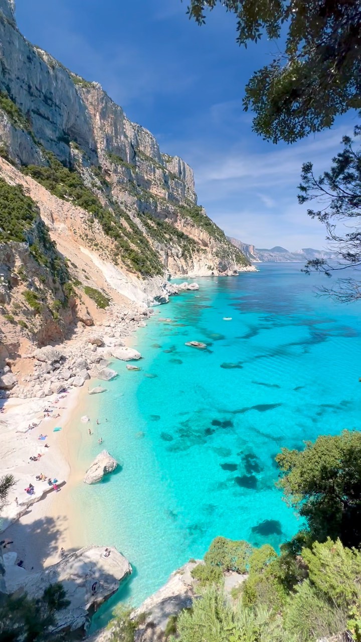 Occhi sul blu infinito: la costa di Baunei ti aspetta con questa vista mozzafiato. 💙🌊

📽️ @costadibaunei
⁣⁣📍 Costa di Baunei, Sardegna

#costadibaunei #baunei #sardegna #sardinia #cerdeña #sardaigne #calagoloritzè #calagoloritze #ogliastra #lifeinsardegna #vacation #italia #italy #earthpix #ig_italia #beautifuldestinations #bestplacestogo #visititaly #vacanzeitaliane #travelinspiration #italytour #italyvacation