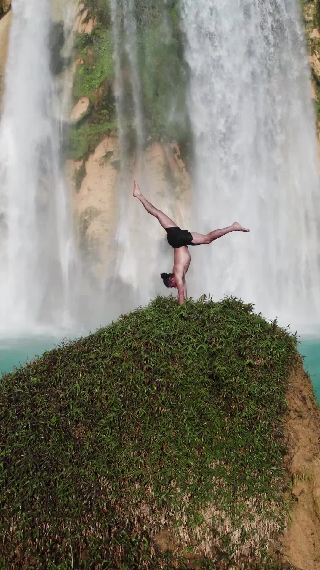 Cuando el arte y la naturaleza se unen se pueden crear cosas  hermosas
⠀⠀⠀⠀⠀⠀⠀⠀⠀
Luego de manejar por 3 horas en Chiapas llegamos a este maravilloso lugar donde teníamos la idea de realizar esta toma.
⠀⠀⠀⠀⠀⠀⠀⠀⠀
Nos topamos con la sorpresa de que la misión de sunset iba a ser más complicada de lo normal ya que teníamos 15 minutos para llegar hasta la parte alta de la cascada antes de que nos prohibieran el acceso.
⠀⠀⠀⠀⠀⠀⠀⠀⠀
Ya estando arriba @kestyoga camino sin miedo hasta la roca donde pudo expresar su arte de la increíble manera que lo hace siempre.
⠀⠀⠀⠀⠀⠀⠀⠀⠀
Jonah es una de esas personas con la capacidad de convertir algo bonito en algo impresionante ya que con el movimiento de su cuerpo logra transmitir emociones.
⠀⠀⠀⠀⠀⠀⠀⠀⠀
Inspo por el gran @josiahwg 
⠀⠀⠀⠀⠀⠀⠀⠀⠀
•
•
•
•
•
•
#chiapas #mexico #mexicoimpresionante #visitmexico #yoga #visitchiapas #chiapasiónate #chiapasmexico #beautifuldestinations #voyaged #roamtheplanet