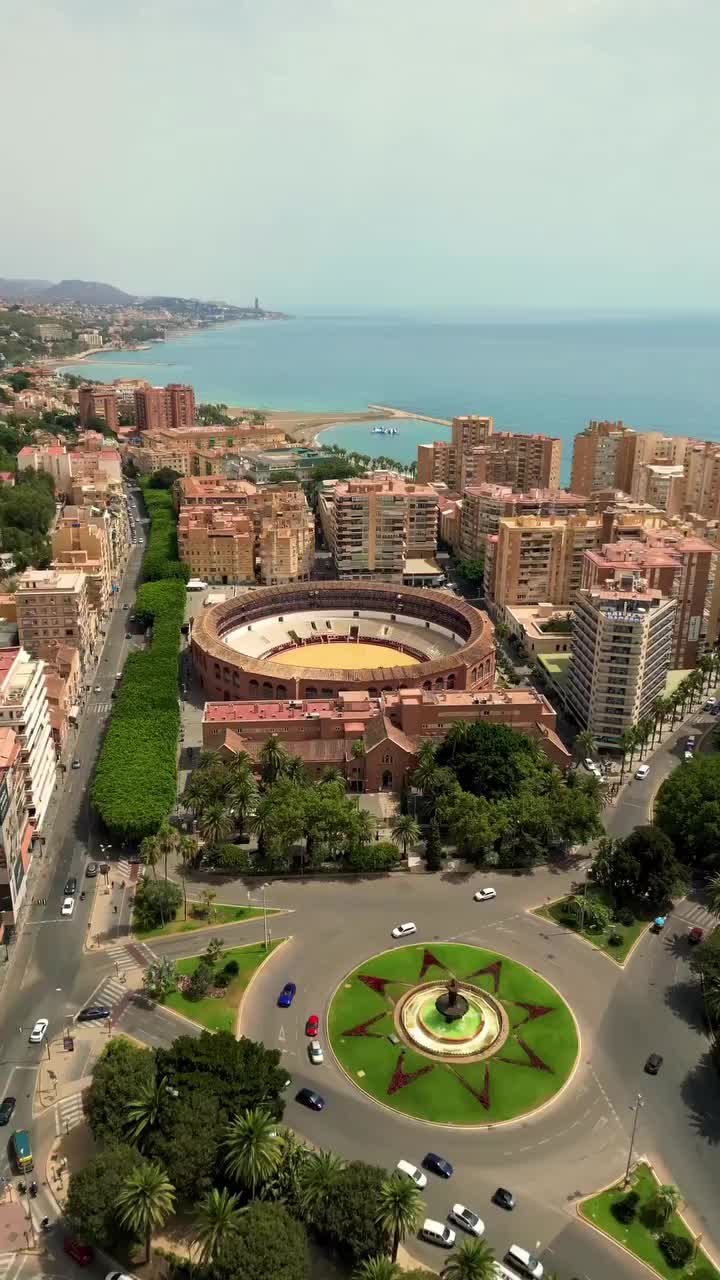 🇮🇹La Malagueta è un'arena in stile neomudéjar che si trova a Malaga. L'edificio ha la forma di un esadecagono e, dopo la ristrutturazione effettuata nel 2010, ha una capacità di 9.032 spettatori. L'anello misura 52 metri di diametro e il complesso comprende quattro grandi recinti, dieci piccoli recinti, stalle, spogliatoi, un posto di pronto soccorso e diverse altre strutture tra cui il Museo Taurino dedicato ad Antonio Ordóñez.

🇪🇸 El Centro Cultural La Malagueta de la Diputación de Málaga ofrece una programación de conferencias, actividades y exposiciones ¡Entra!

#malaga #malagueta #spain #españa #ig_spain #espana #corrida #europe #europe_vacations #travel