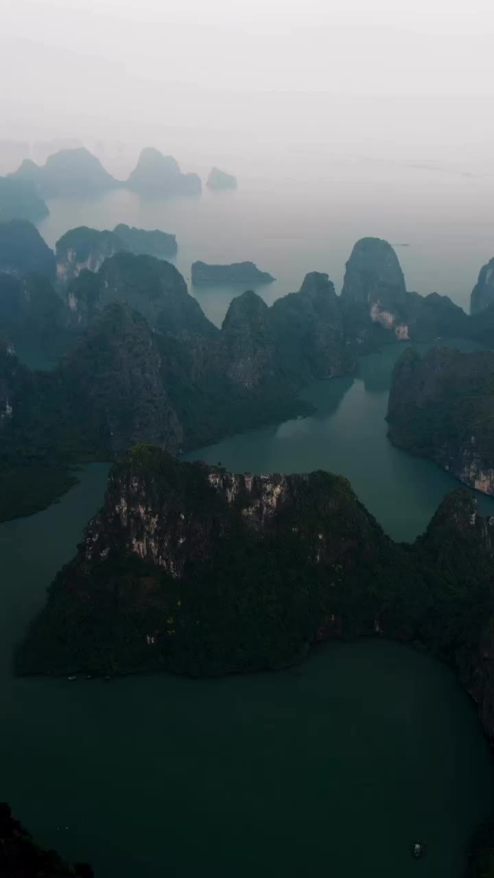 Frames from Vietnam 🇻🇳 

#vietnam #vietnamtravel #voyaged #adventurevisuals #sonyalpha #filmmaker #beautifuldestinations