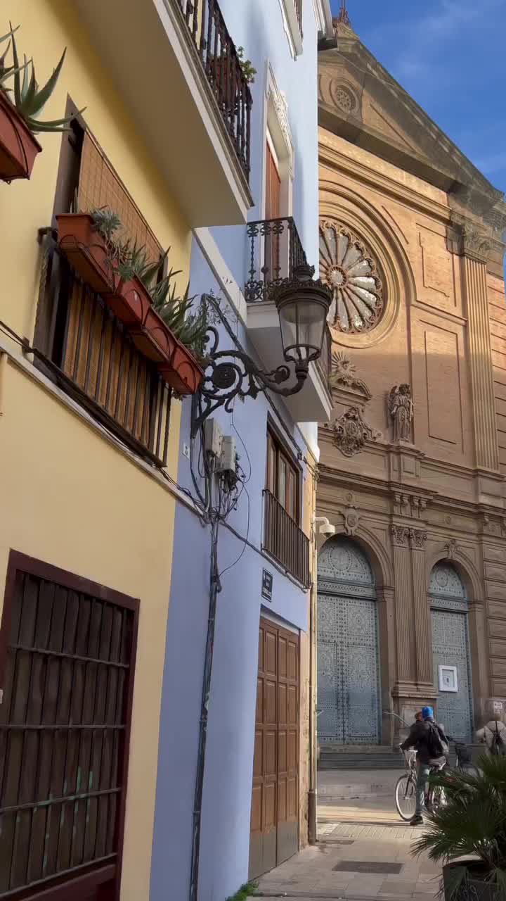 📍Basílica del Sagrado Corazón de Jesus desde el Carrer de Los Cordellats.

València te encantará 💙

#valencia #colours #streetstyle #callejeros #valenciatips #plaza #parroquia #valencia🇪🇸 #iglesia #basilica #love #amor #amore #amour #beautifuldestinations #bestcitybreaks #citylights #valenciaspain #december #diciembre #autumn #winter #otoño #tardor #hivern #sagradocorazon #domingo #mercat #lonja #streetphotography