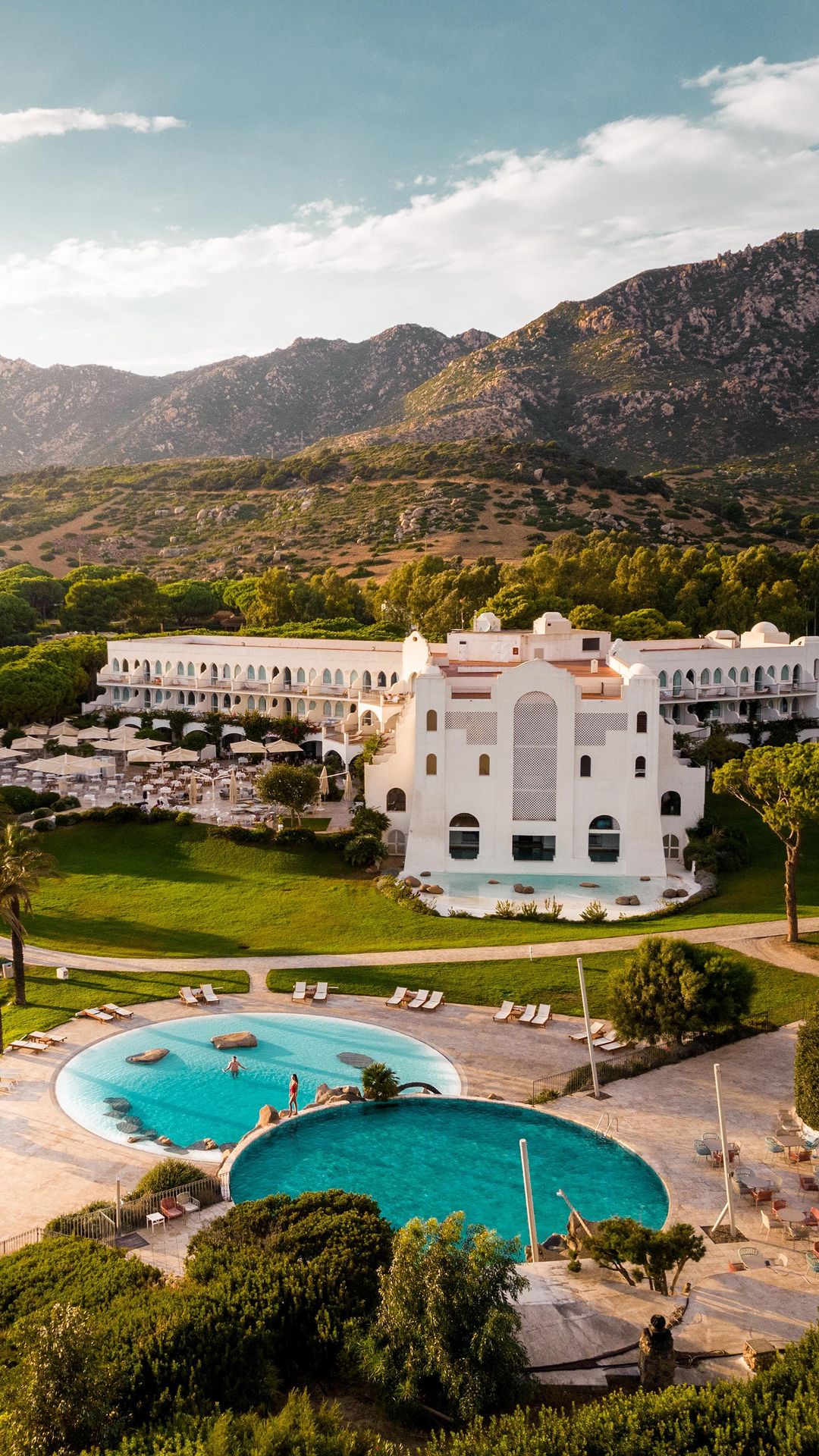 The place by the sea 🏝️🌴
📍 @falkensteiner_hotels 
💁🏻‍♀️ @tamahofer 

#falkensteiner #welcomehome #mytravitude #falkensteinercapoboi #entschleunigungsurlaub #luxuryworldtraveler #vacations #topworldhotels #discoverhotels #resortandhotel #uncommonhotels #tophotelsinitaly #hotelsandresorts #topworldhotel #voyaged #beautifuldestinations #beautifulhotels #bestvacations #forbestravelguide #TLPicks #hoteloftheworld