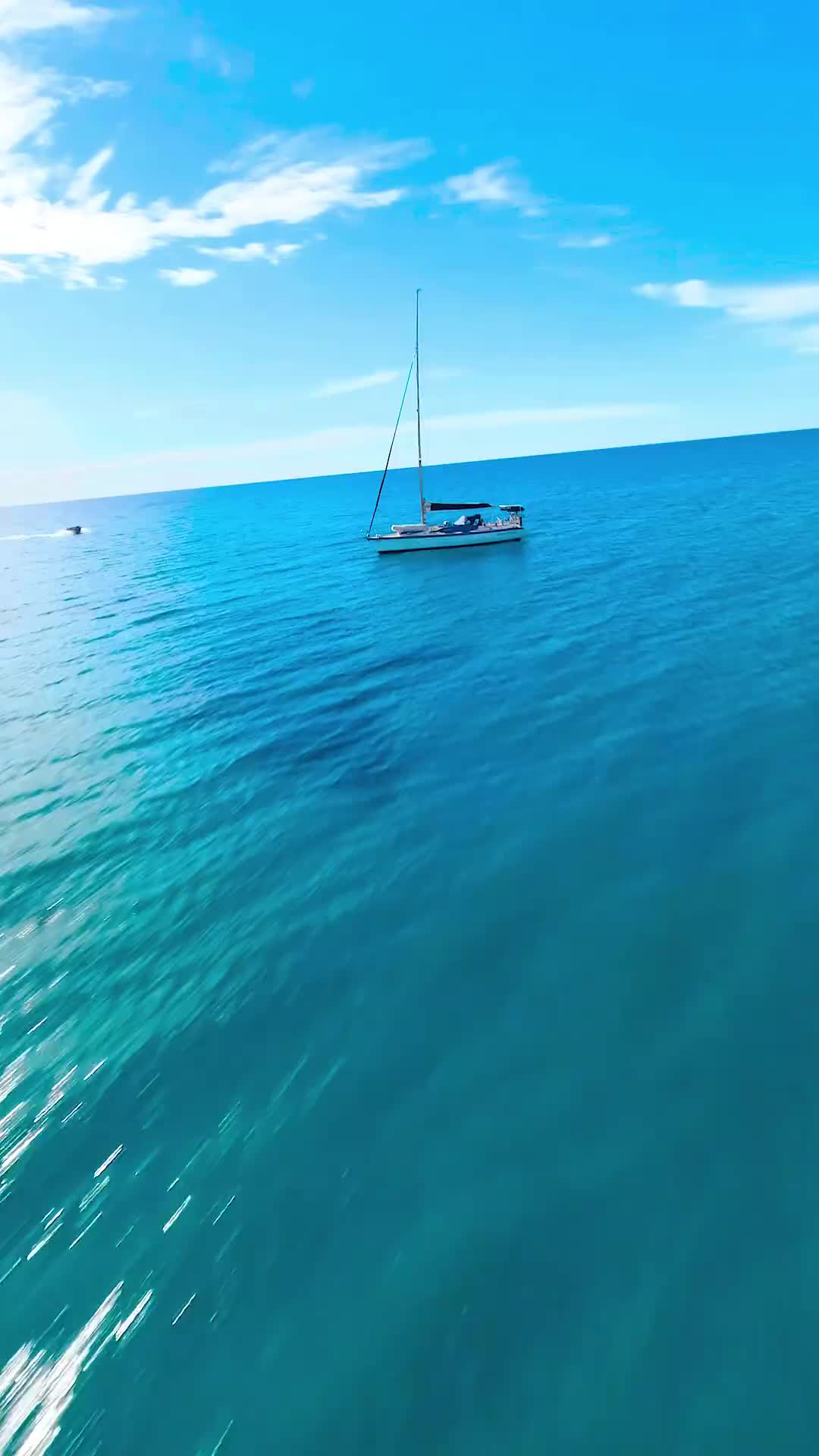 A seagull stole my GoPro & filmed this 🤯 
.
Who can spot me ? 👀
.
On my recent trip down to Adelaide my boy @nathangodwin took me to this surreal place which is only 90min away from the city. I felt like I was back in Zakynthos as I thought only Greece has such white cliffs surrounded by crystal clear blue water 💦 If y’all haven’t been down there yet you are missing out cause it’s (FPV) heaven !!!
.
__________________________
#fpv #fpvfreestyle #fpvpilot #visitsouthaustralia #fpvdrone
