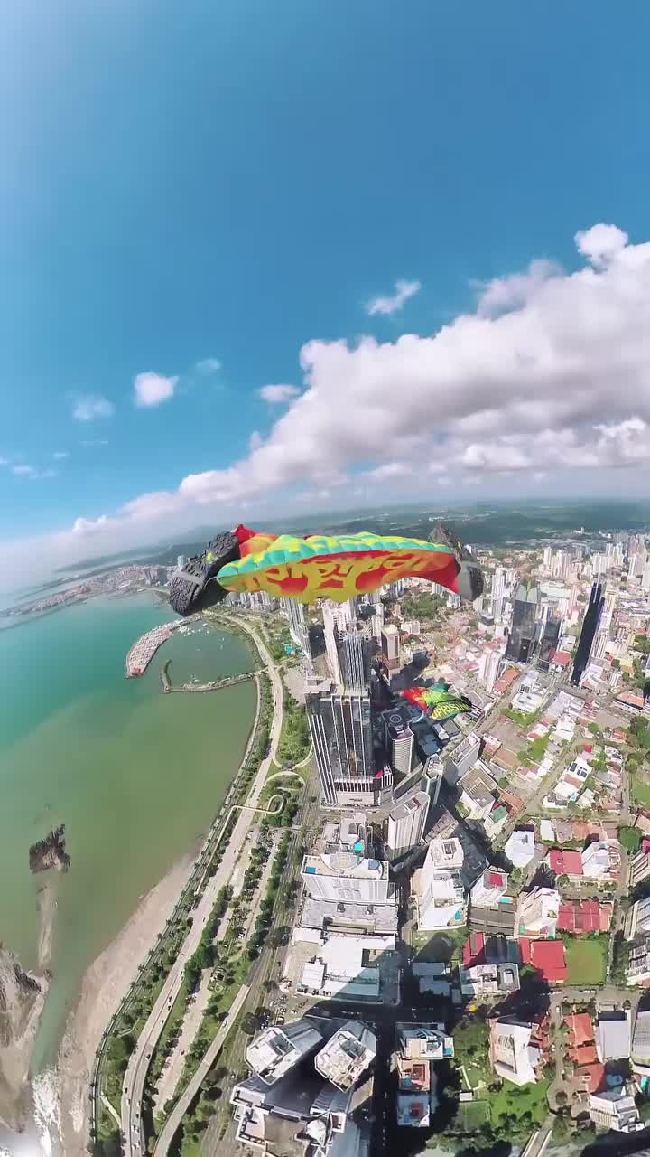 I belong to the mountain but buzzing skyscrapers in Panama was quite a trip 🤯
With the @uprising team 💚 @martinschricke @jokkesommer 💛 @satori_factory ❤️ @vincent_descols_le_blond 
--
🎥 @insta360 
--
#wingsuit #base #panama #urban #insta360onex2 #skyscraper