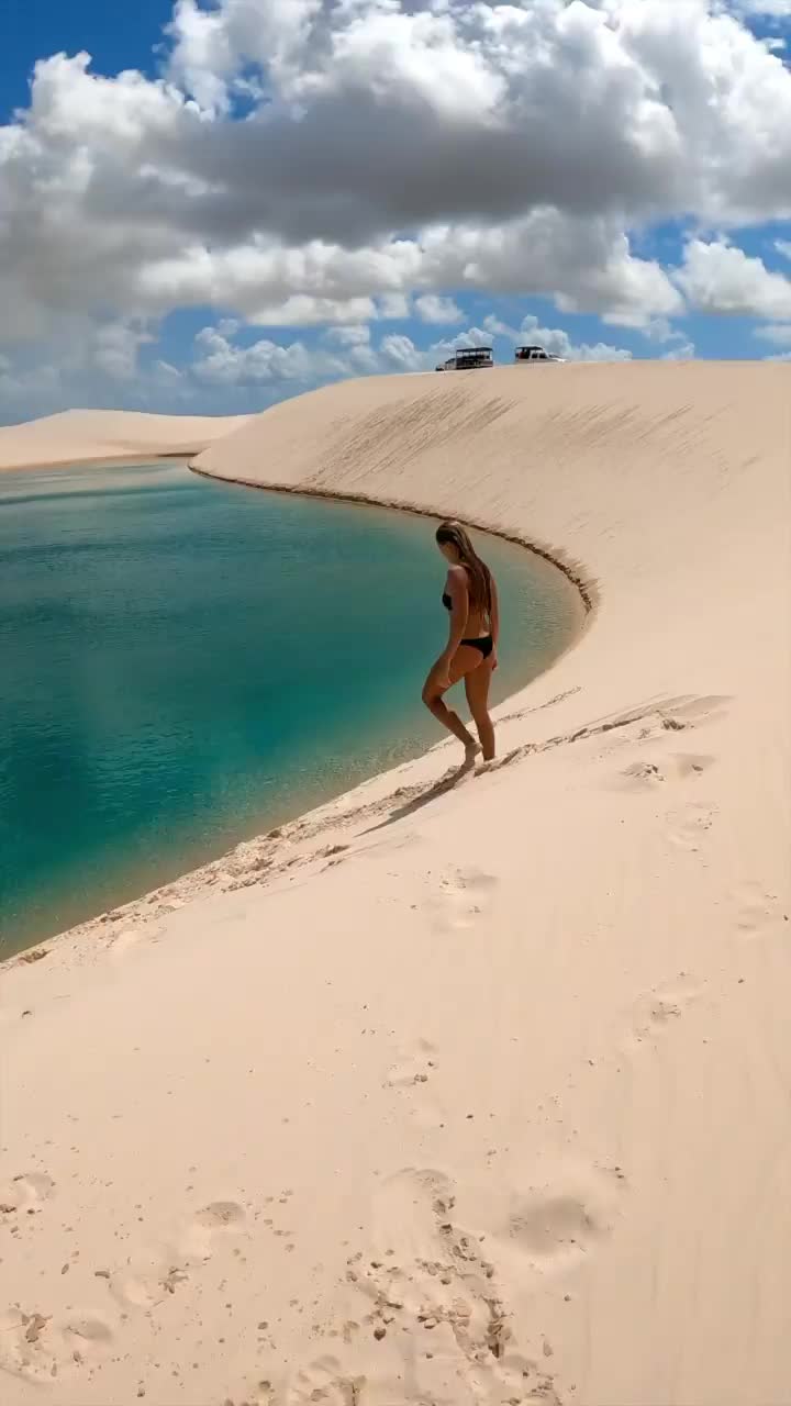 Qual a melhor época para visitar os Lençóis Maranhenses?

👉🏼Abril e Maio as lagoas já estão cheias mas tem risco de chuva 🌧 

👉🏼De junho pra frente as chuvas diminuem, assim como o nível d’água das lagoas. Pegamos 2 dias de chuva intensas em Barreirinhas. Chovia e parava.

👉🏼Final de agosto e começo de setembro as lagoas já estarão mais secas.

Tem anos que chovem mais e as lagoas ficam cheias por mais tempo. E tem anos que a chuva demora mais pra vir. Por isso o pessoal prefere planejar pra junho/jul/agosto. Dá pra saber se choveu muito ou não.

É um período curto pra curtir, recomendo planejar e reservar sua viagem com antecedência. Quase que ficamos sem hospedagem 🤘🏼

🎥 @vazaonde
🧜🏻‍♀️ @ines.lafosse