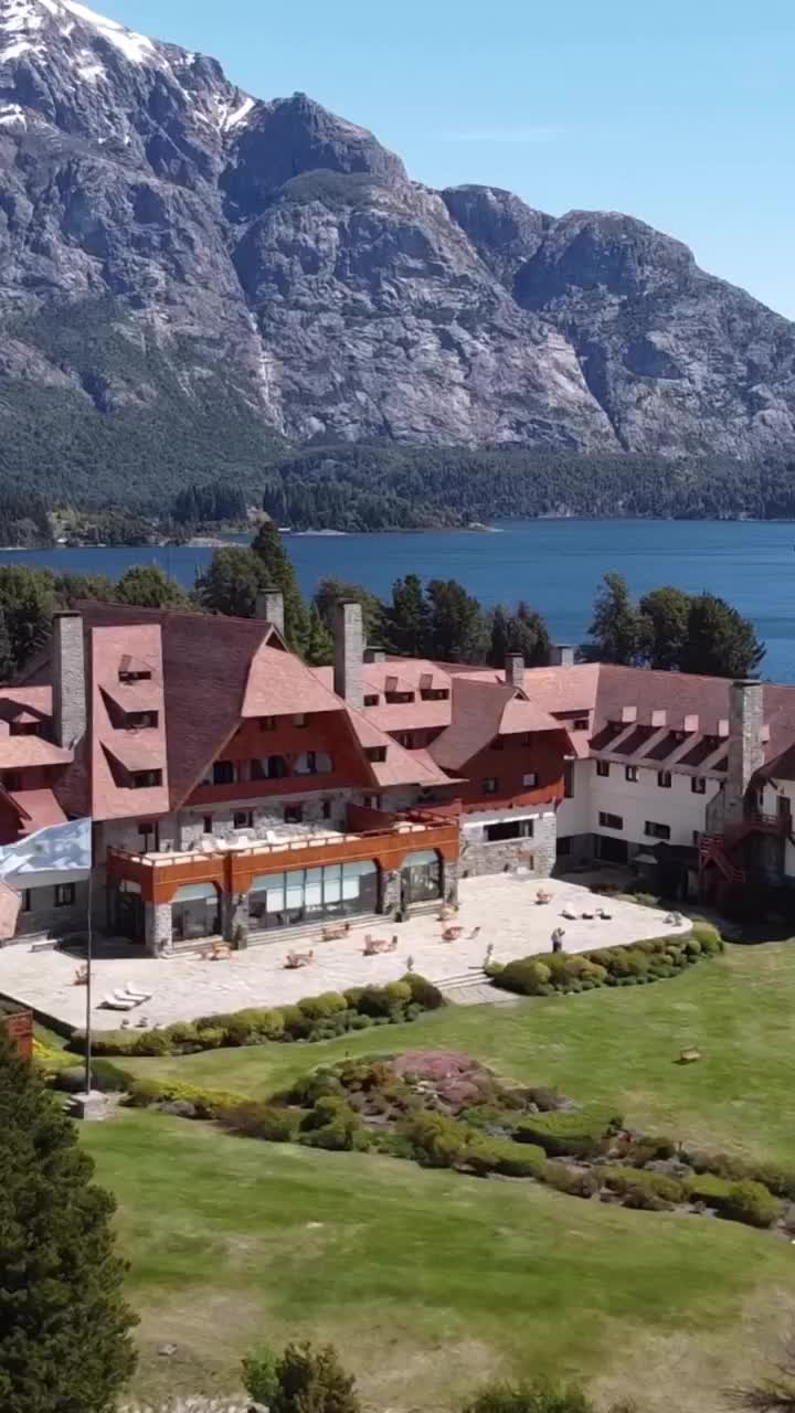 ✨¿Quien no sueña con ir al Hotel Llao Llao?

🏨Se trata nada más y nada menos que del hotel más tradicional e icónico de Bariloche. 

🏔¿Por qué? 
Porque esta ubicado en una colina sobre la península Llao Llao entre los lagos Nahuel Huapi y Moreno. Tiene una ubicación privilegiada e inmejorable. 

🕰Fue inaugurado en 1939 😨 diseñado por el arquitecto Alejandro Bustillo.

🛏Tiene 173 habitaciones y 28 suites, campo de golf, spa, pileta climatizada interna y externa, 4 restaurantes, solarium y mucho más.

🌟¿Alguno de ustedes tuvo la suerte de alojarse en este hotel 5 estrellas? Cuéntennos