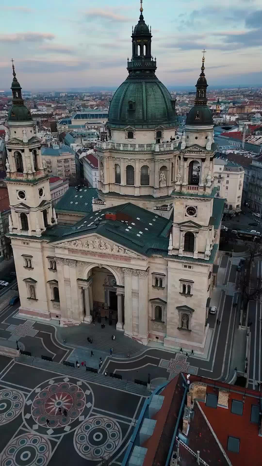 👉🏼 Bajo el gran edificio, cuya fachada principal mira hacia el cercano río Danubio, se tuvo que construir una cimentación de tres niveles, casi tan grande como la propia iglesia.

👉🏼👉🏼 Fue construida bajo los cánones del estilo Neoclásico, con planta de cruz griega, de 87 m de largo por 55 m de ancho. La fachada principal se completa con dos torres gemelas a modo de campanarios; en la torre derecha se encuentra la campana más pesada (con nueve toneladas de peso) y grande de Hungría; la anterior, de 8 toneladas, fue fundida durante la II Guerra Mundial.

👉🏼👉🏼👉🏼 Desde la cúpula se obtienen unas excelentes vistas panorámicas de Budapest; se accede a lo más alto en ascensores o por 364 escalones.

📍Szent István-bazilika, Budapest, Hungary