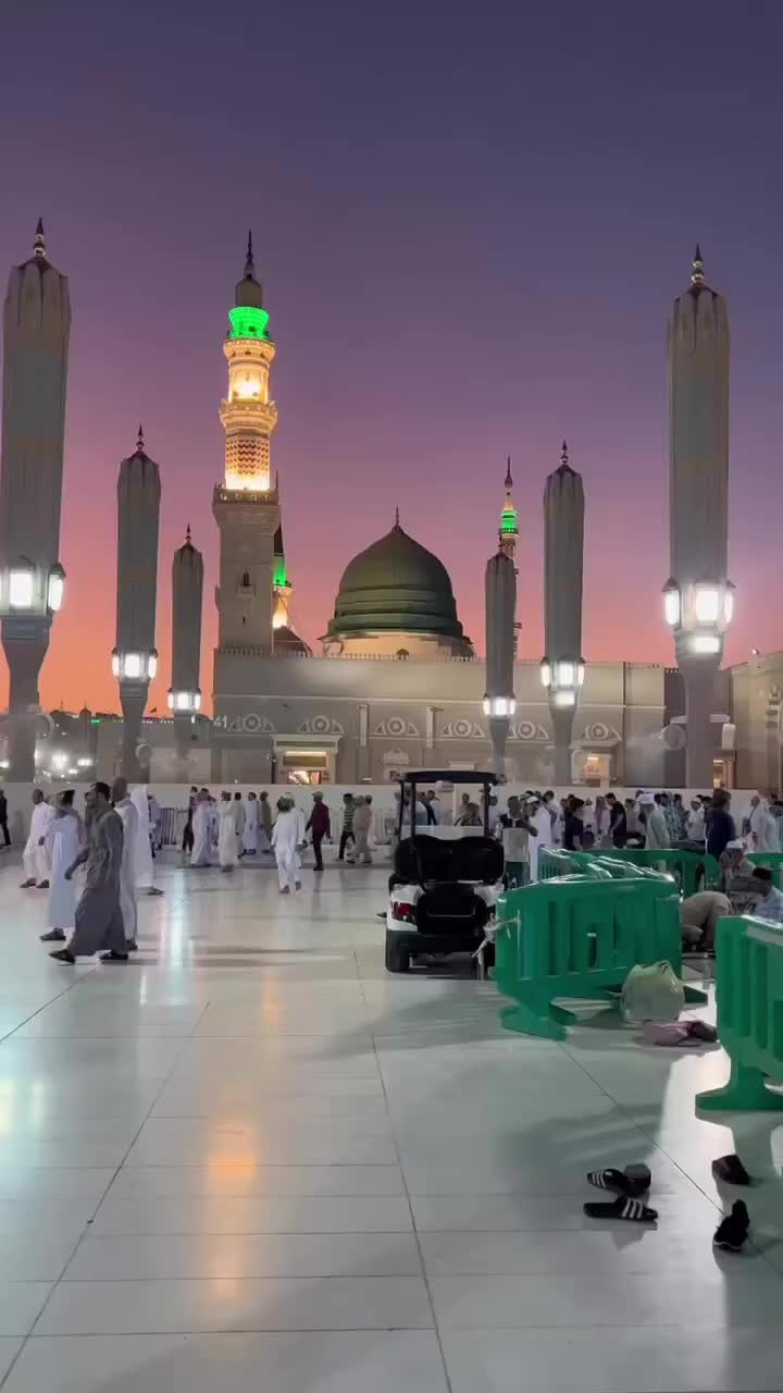 A raw video unedited, with no filter even the sky is as beautiful as Prophet Muhammad's (P.B.U.H) green dome. MashAllah MashAllah 🥺🥲 - Shab e Barat Mubarak everyone Ramadan is coming close. Alhumdulilah 🤲🏽 💚 

• 

#shabebarat #muslimah