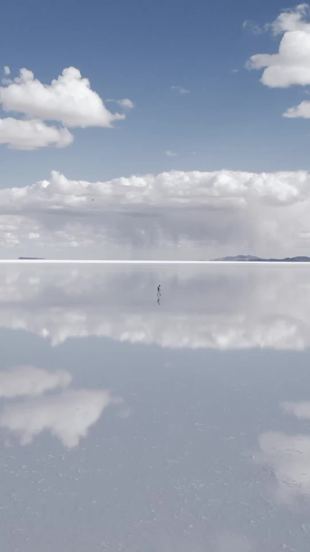 Discover the Serenity of Salar de Uyuni, Bolivia