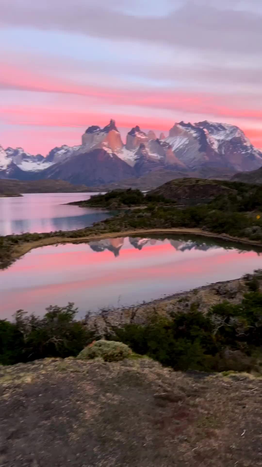 Amanecer 🌅 
La magia de la Patagonia 

#torresdelpaine