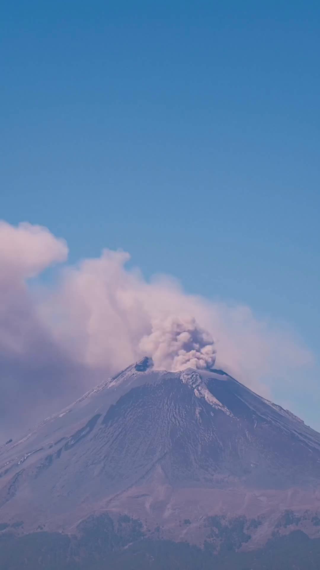 The Natural Beauty of Popocatépetl Volcano in Mexico