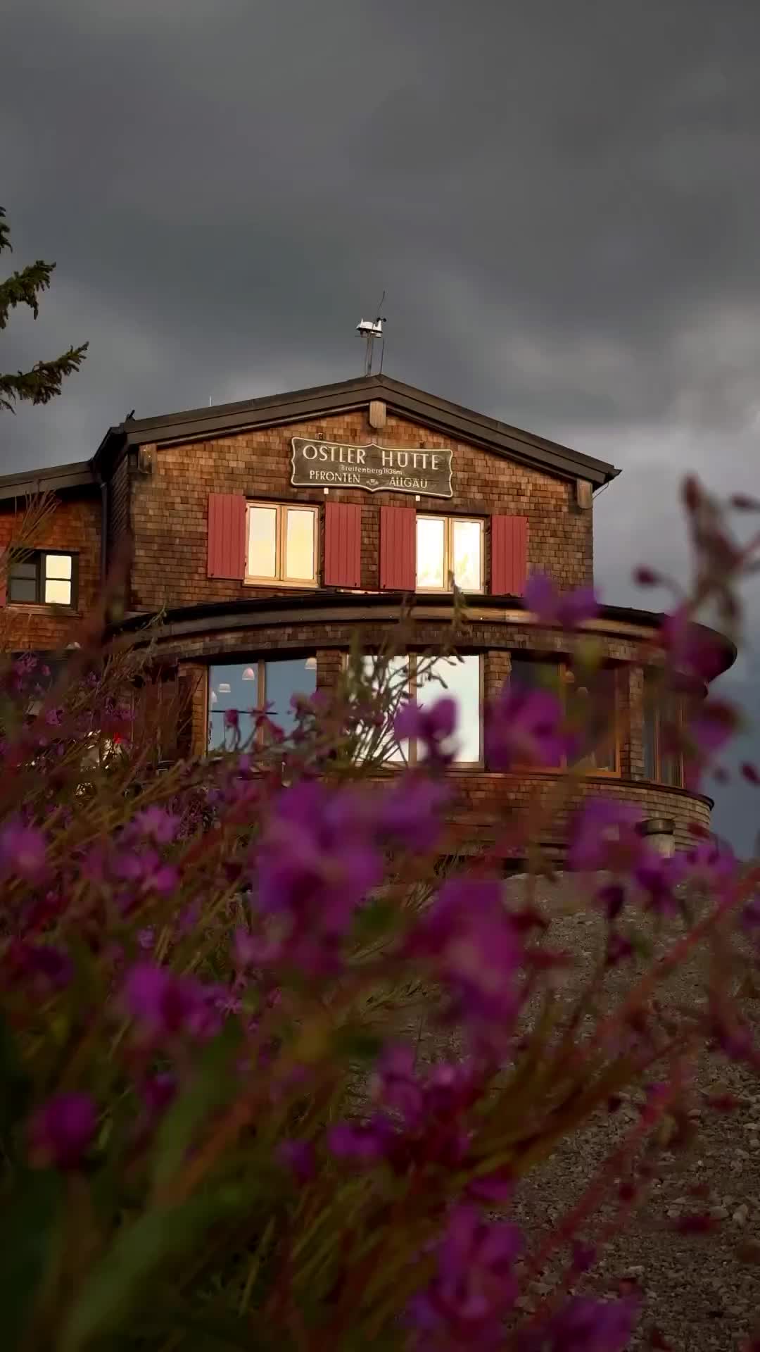 HÜTTENTIPP: 📍Ostlerhütte, Pfronten/Allgäu 🇩🇪 @ostlerhuette 

1. Parkplatz Breitenbergbahn in Pfronten (oder andere Wandermöglichkeiten zu Fuß)
2. Hoch mit der Breitenbergbahn und Hochalmbahn (Kombiticket gibt es an der Kasse)
3. Von der Bergstation Hochalmbahn in ca 20-30 Min zur Ostlerhütte 
4. Es gibt Matratzenlager und Suiten für 2-4 Personen (perfekt für ein Hüttenwochenende mit Partner/Freunden/Familie mit Kindern)
5. mögliche Sunsettour:Aggenstein (hin und zurück ca 2 1/2-3h)
6. wundervolles Frühstücksbuffet 
 
Wer von euch hat jetzt auch Lust auf ein Hüttenwochenende hier? Ich kann’s euch WIRKLICH nur empfehlen - perfekt als „Einsteigerhütte“ und für alle, die es gemütlich haben möchten!
Und das Tolle: von Augsburg nicht mal 1 1/2 h Fahrt!

Speichert euch das REEL gerne ab, damit ihr diese tolle Hütte im Kopf behaltet!

Anzeige/Verlinkung

#hüttentipp #ostlerhütte #allgäu #wandern