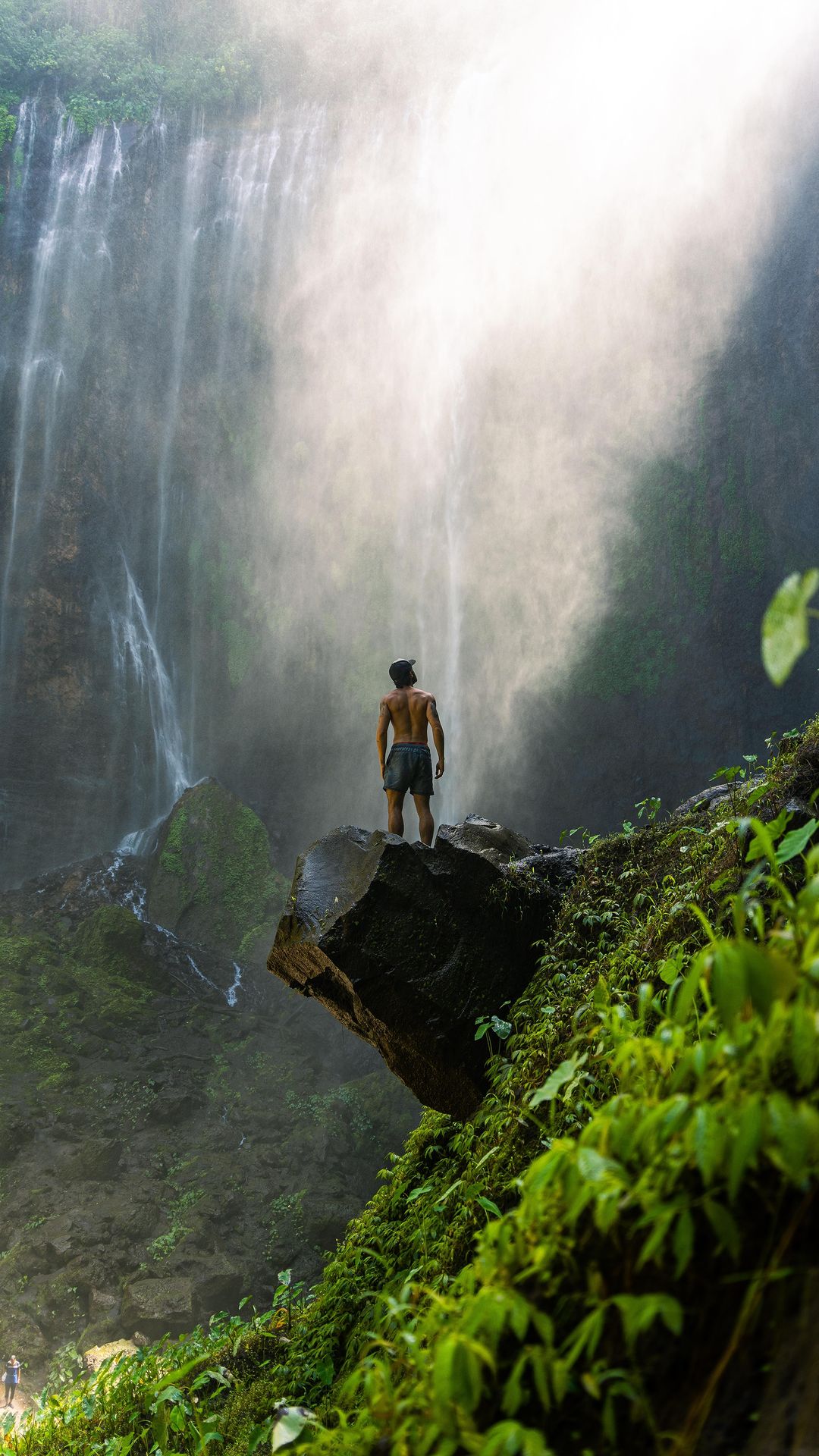 The most beautiful waterfalls can be found in East Java 🇮🇩 

Somewhere in East Java, near volcano Semeru, you will find this enormous sinkhole. It is called Tumpak Sewu, which means 1,000 waterfalls in Javanese.