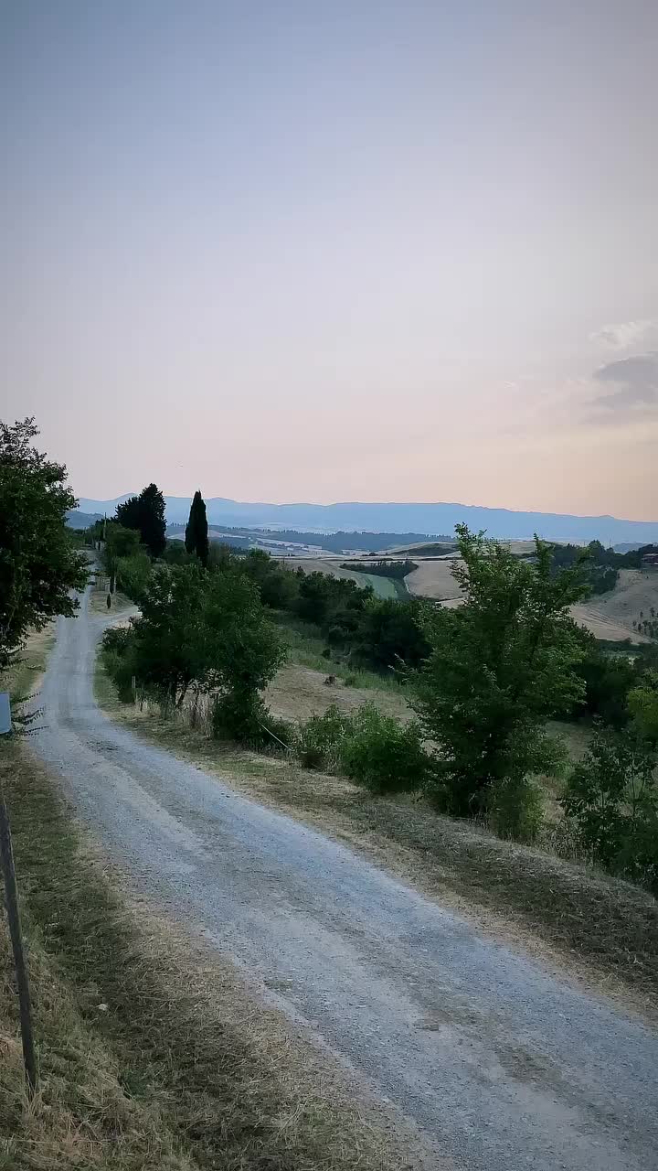 Tuscany never disappoints. Red wine and a T-bone steak with this view is just perfect 🇮🇹🍷🥩🤌🏻