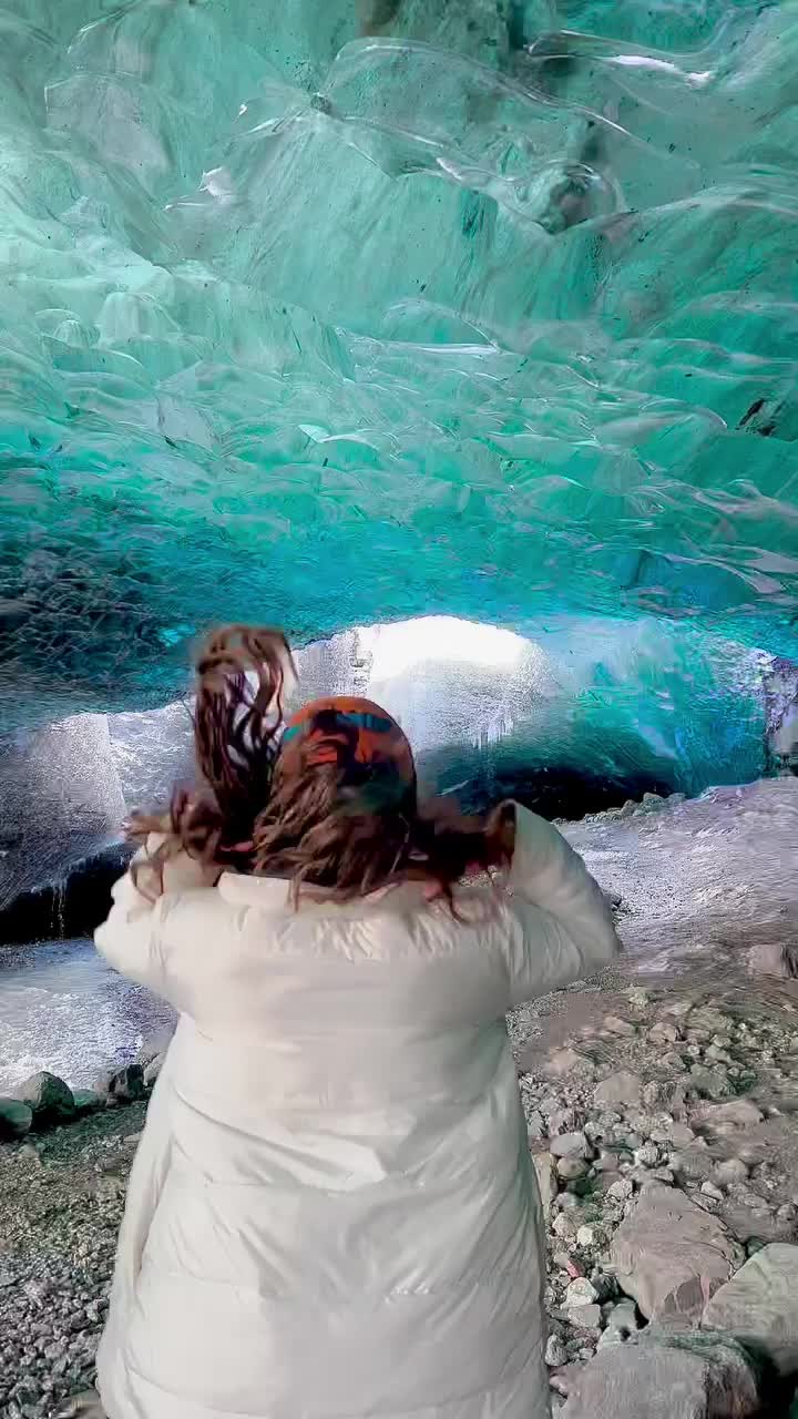 📍Vatnajökull 
Vatnajökull adalah glacier es terbesar dan terbanyak volume es nya di benua Eropa. Luasnya mencapai 8.100 KM2. 
Di video di atas saya sedang berada di dalam gua es. 
Tau gak kalau didalam gua es itu malah gak dingin? Biasa aja gitu, itu di video jaketku aku lepas resletingnya dan aku aja sempat lepas jaket pas di dalam gua yang bagian gelapnya. 
.
.
.
.
.
.
.
.
.
.
#jalanjalaneropa #eropatrip #vatnajökull #vatnajokull #icecave #guaes #susurgua #icecaves #icecaveiceland #iceland #icelandinmarch #icelandinapril #icelandicadventure #icelandtrip #icelandroadtrip