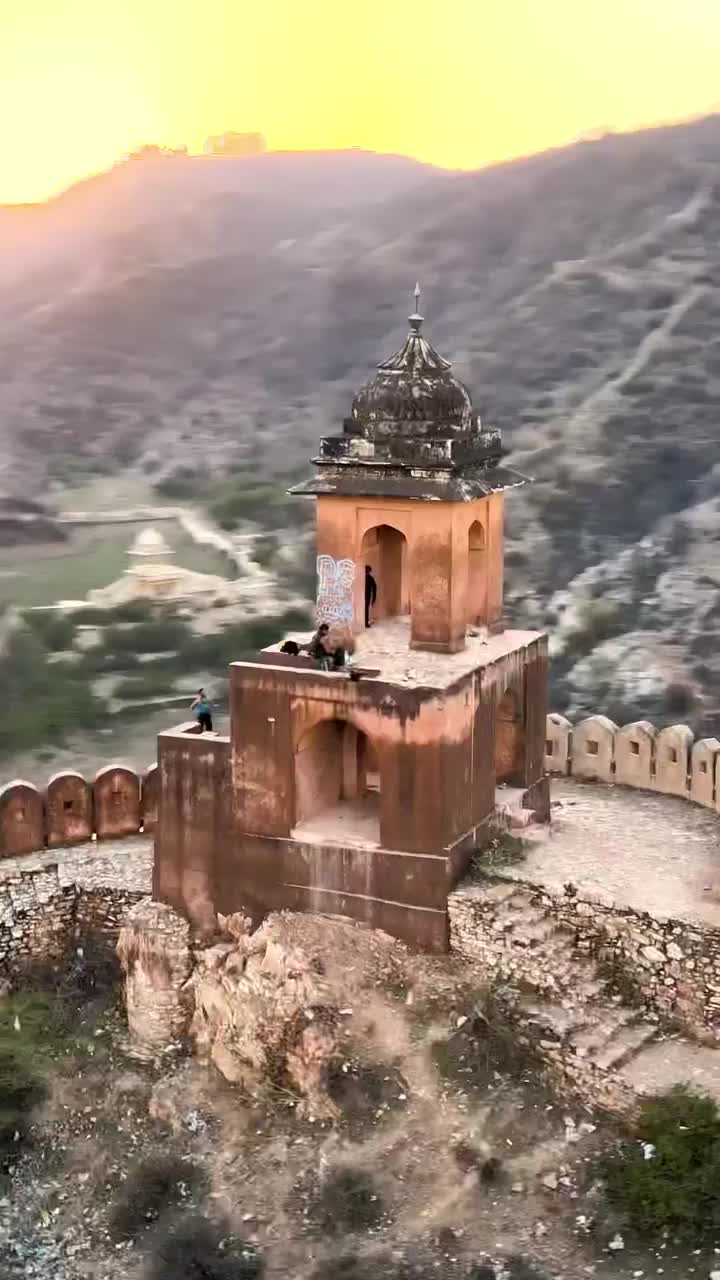 Running over Amer walls 🏃‍♀️
Ft. @akashsaini9949 

#parkour #incredibleindia #rajasthan #rajasthantourism #amerfort #_soi