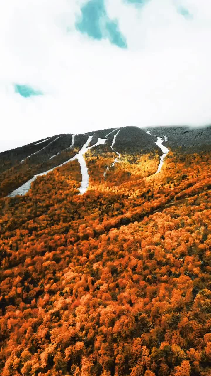 Stunning Fall Foliage Hike in Stowe, Vermont