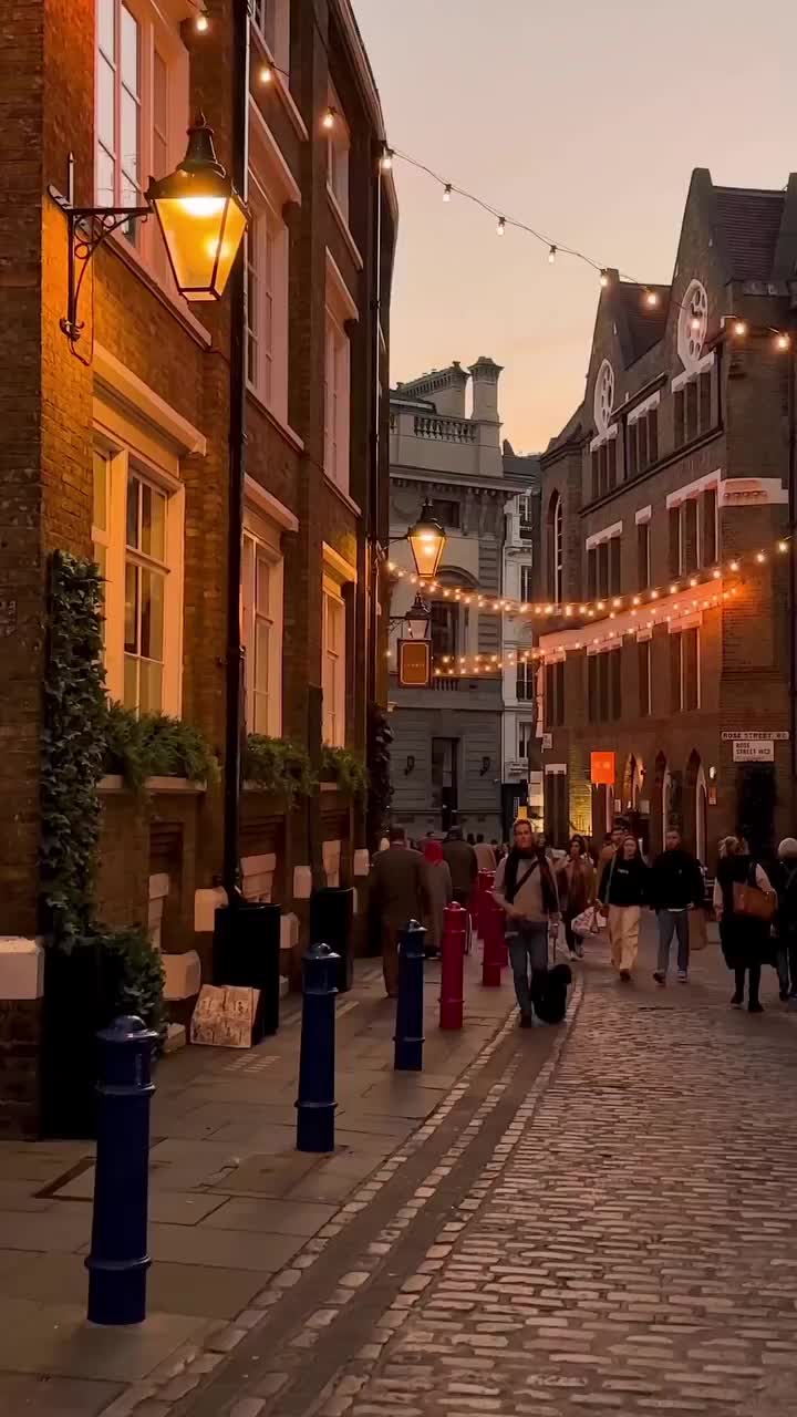 evening walks in covent garden ✨ #london 

📍 Floral Street, London

#londonstreets #londondiaries #londonlife #coventgarden #coventgardenlondon