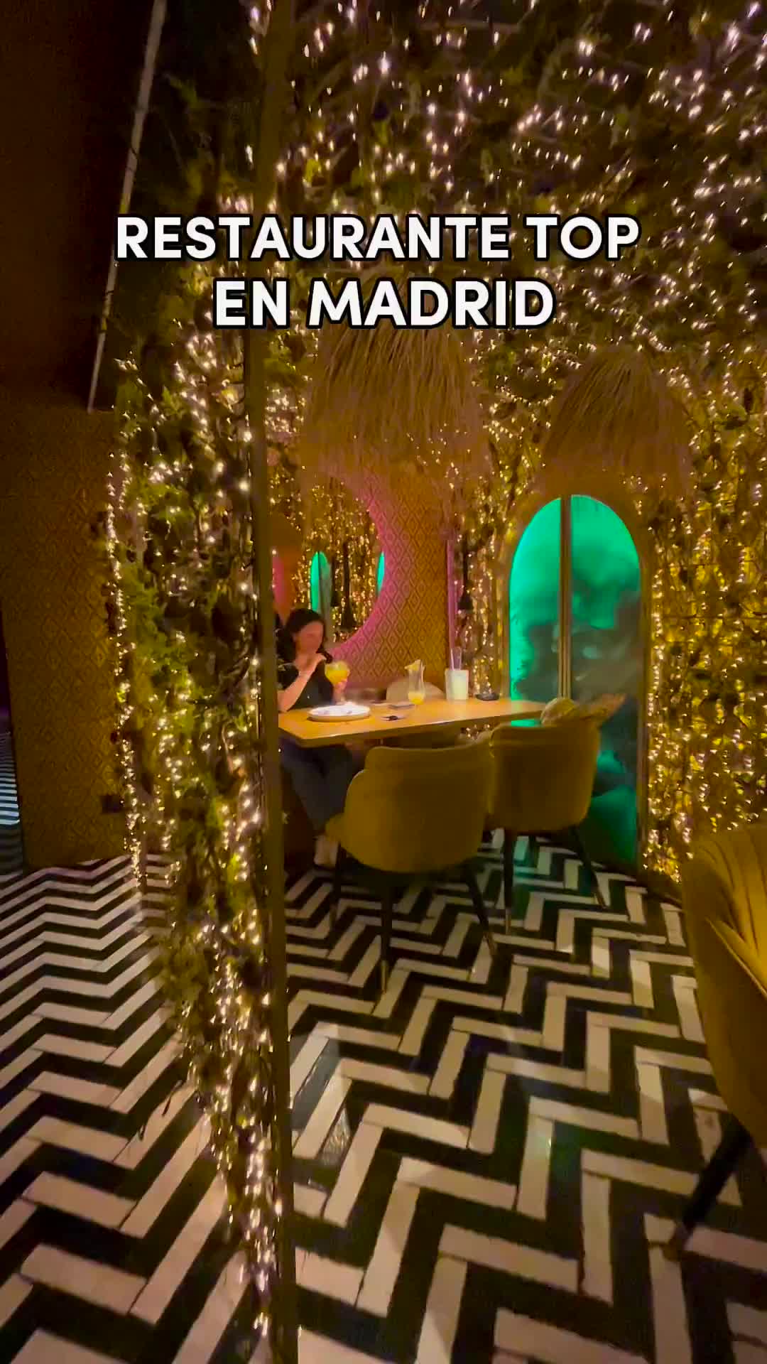 Restaurante Colombiano TOP en MADRID✨

👉🏻 Encontré un restaurante precioso con la mejor comida colombiana que he probado en Madrid @aguapanelamadrid 

Este restaurante es un lugar que te sorprende en todos los sentidos ✨ La decoración es asombrosa y la atención no puede ser mejor 💕

Nuestros platos favoritos:

- La Trilogía de Patacón: Pollo, chicharrón y gambas servidos sobre una base de patacón 😋

- El Arroz de Lechona: Cerdo crocante al horno sobre arroz de lechona con guisantes y acompañado de una arepa 🫓

🫶🏻 De postre no te pierdas los dos más emblematicos de mi tierra: la Oblea y el Merengón 👏🏻

👉🏻 No te vayas sin probar alguno de sus originales cokctails 🍹

📌 C/ de San Marcos, 26

😉 Súper recomendado! ¿Te animas a conocerlo?

#madrid #planes #planesmadrid #restaurante #restaurantesmadrid #comidacolombiana #restaurantesmadrid #madridmola #madridlovers #foodiemadrid #madridrestaurants #madridfoodie #planesmolones