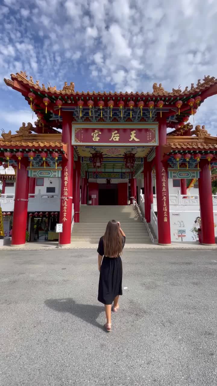 🇬🇧On the same day we visited a Mosque and a Temple.

This is the beauty of multicultural Kuala Lumpur!

A Chinese temple that in its architecture and religion has also Buddhist, Confucian and Taoist elements.

📍 Thean Hou Temple, Kuala Lumpur, Malaysia 🇲🇾

⏱ Open from 8am to 10pm
💸 Free entrance 
🚕 Use the app “Grab” to get here from Kuala Lumpur

❓Have you ever seen such a colorful temple?

_____________

🇵🇹No mesmo dia visitamos uma Mesquita e um Templo. 

É esta a beleza da multicultural Kuala Lumpur! 

Um templo chinês que na sua arquitetura e religião tem também elementos Budistas, de Confucionismo e Taoísmo.

📍Thean Hou Temple, Kuala Lumpur, Malaysia 🇲🇾

⏱ Aberto das 8h às 22h
💸 Entrada gratuita
🚕 Usem a app “Grab” para chegar até aqui desde Kuala Lumpur

❓Já alguma vez viram um templo tão colorido? 

➡️ A viajar o mundo com @iatisegurospt #iatipelomundo #iatiporelmundo 

#malasia #malaysia #malaysiatrending #kualalumpurcity #taoism #travelblogger
#travelling #travelgram #theanhoutemple #chinesetemple #travel #instamalaysia #malaysiagram #kualalumpurmalaysia #asiatravel #malaysiatrip #malaysiatrulyasia #temples #temple #buddhism #malaysian #explorekualalumpur #discovermalaysia #explorekualalumpur #kl #discoverkualalumpur #asiatrip #southeastasia